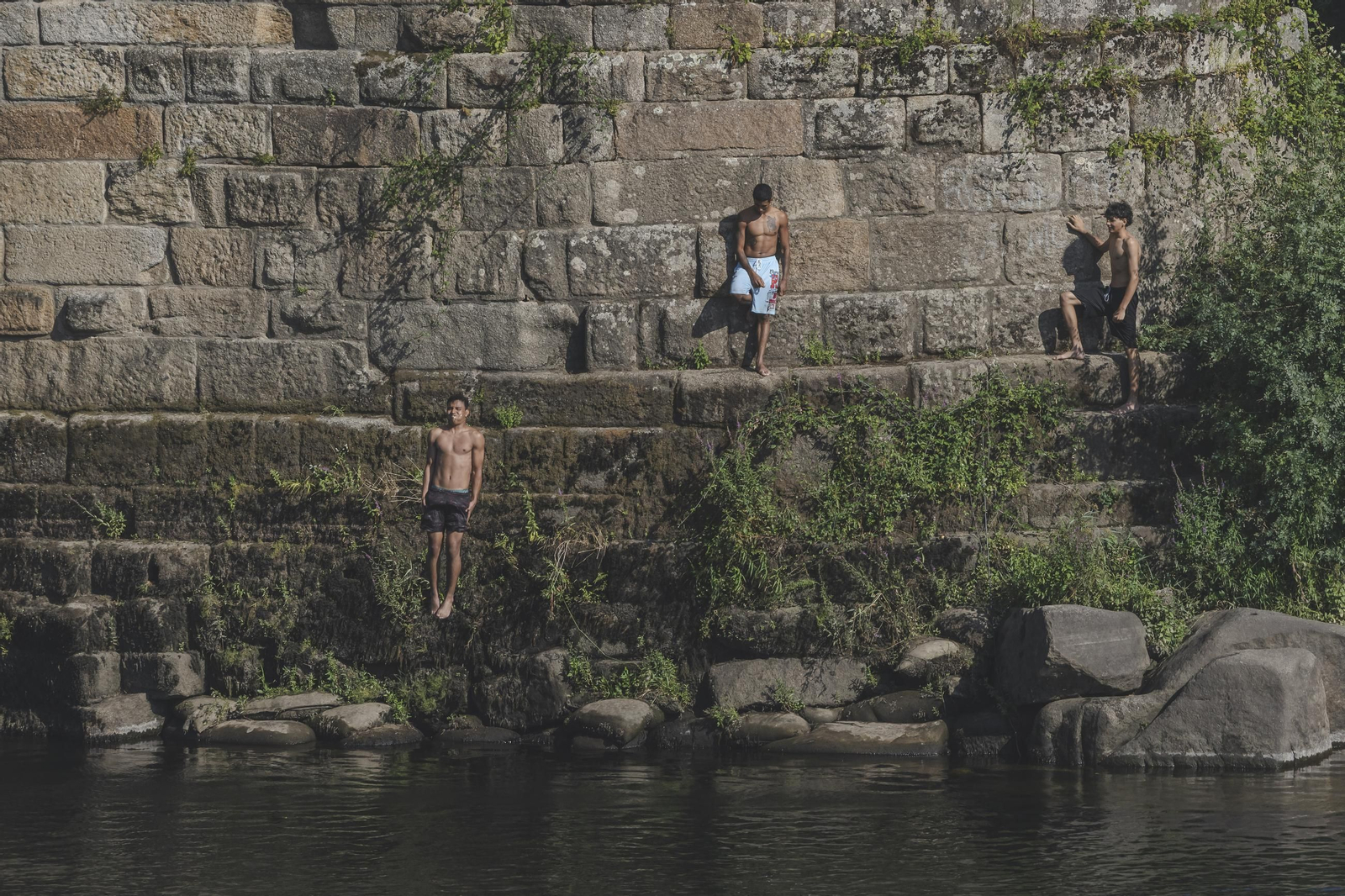 Galería | Chapuzones de alto riesgo desde el Puente Viejo al Miño, en fotos