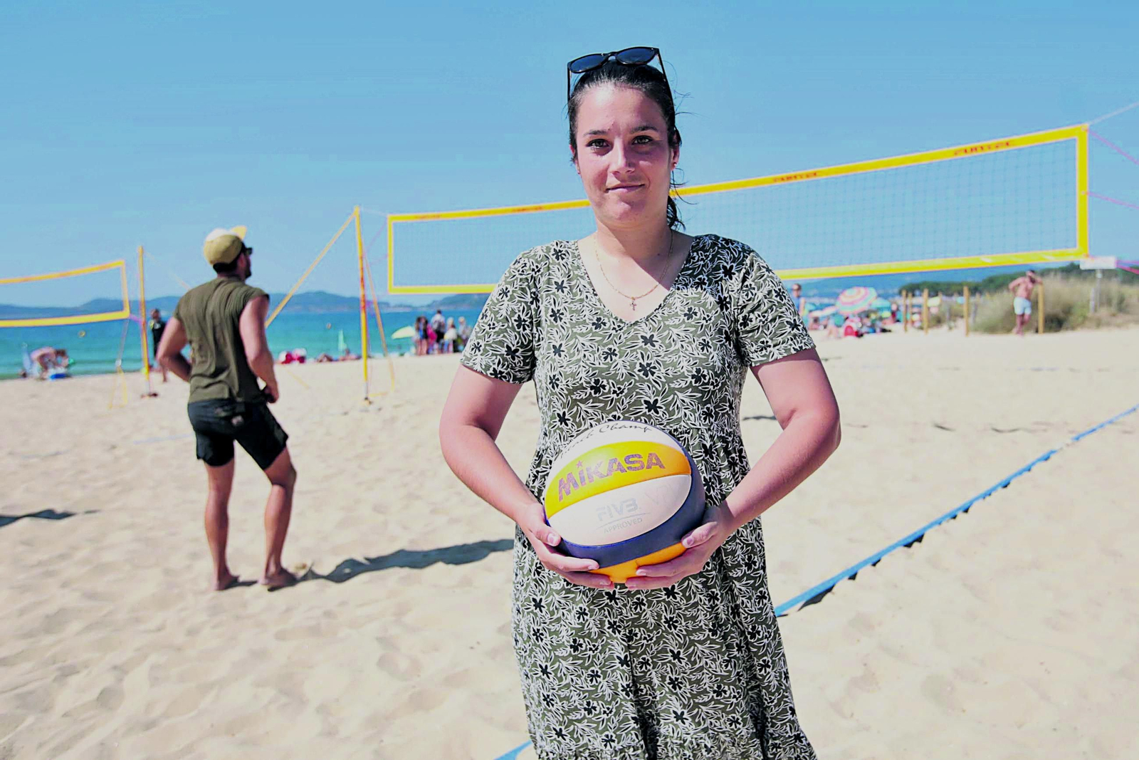 Raquel Cameselle, presidenta del Volei Praia Vigo, sostiene el balón en el recinto deportivo de Samil. 

DAVID FERNÁNDEZ