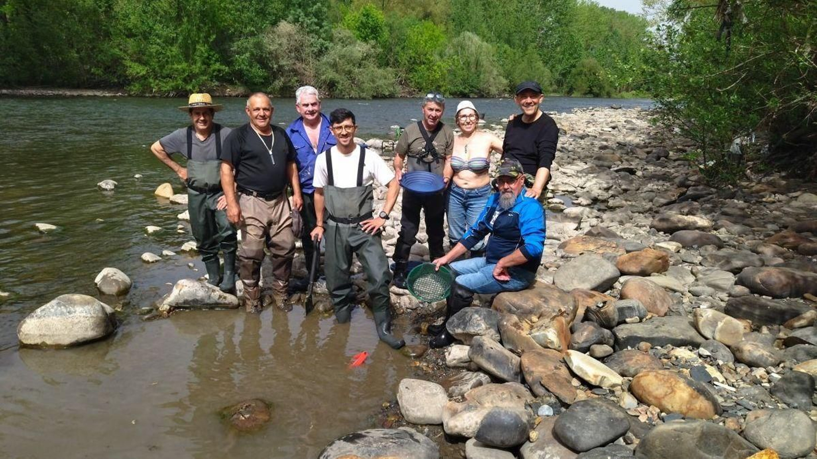 El grupo de amigos formado en torno al bateo, en un momento de descanso.