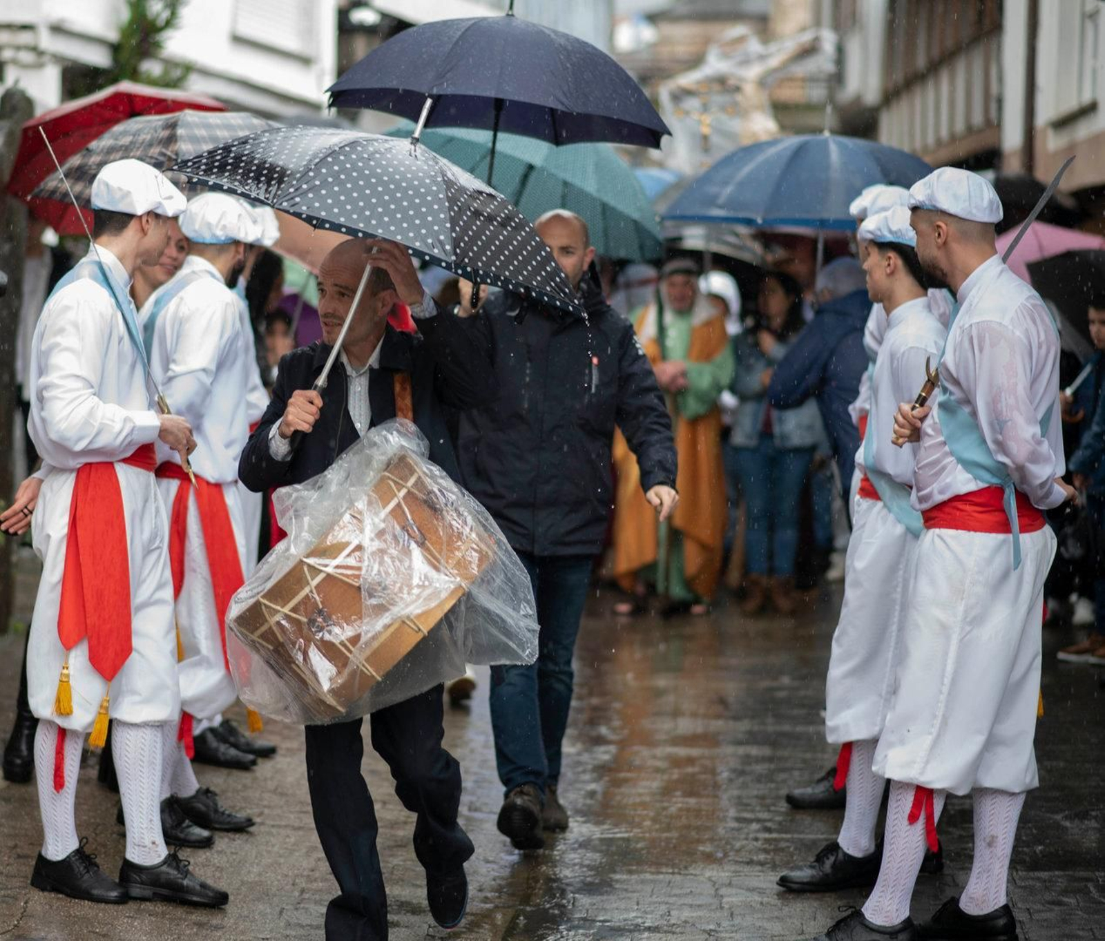Danzantes haciendo un pasillo.
