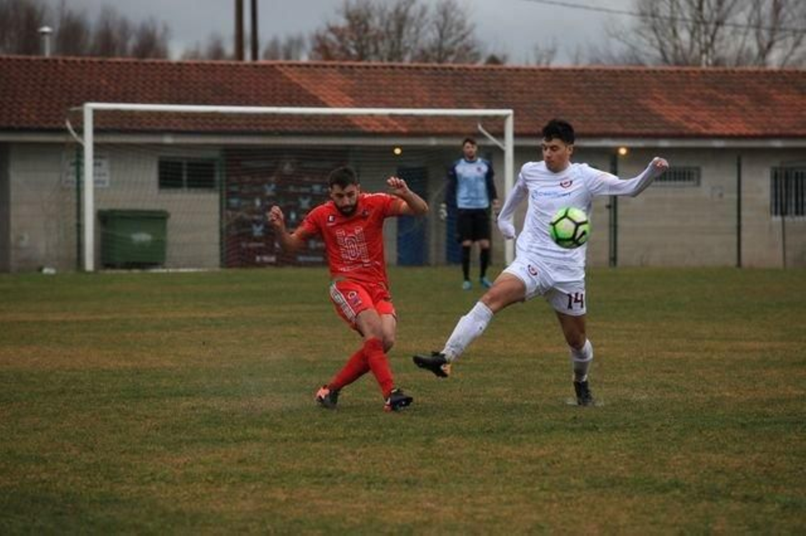 El centrocampista afilador Brayan controla un balón en un partido de liga.