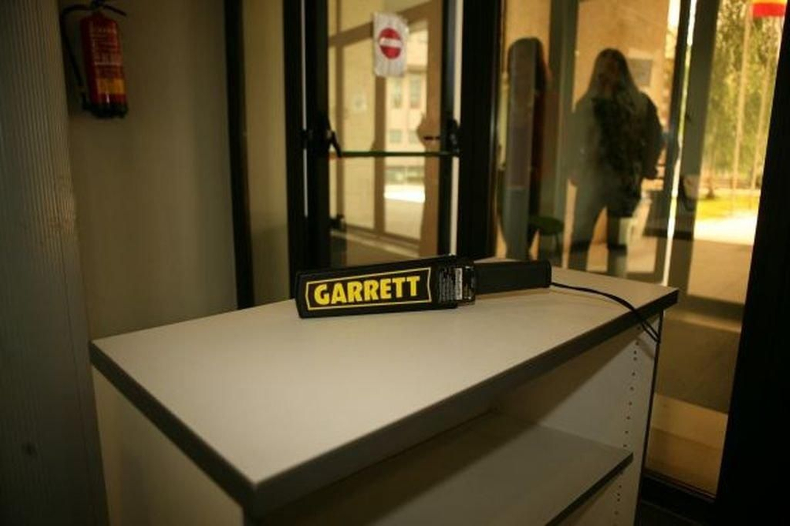 El arco de seguridad y la espada detectora de metales, controlados por personal de Policía y seguridad privada en el edificio nuevo.