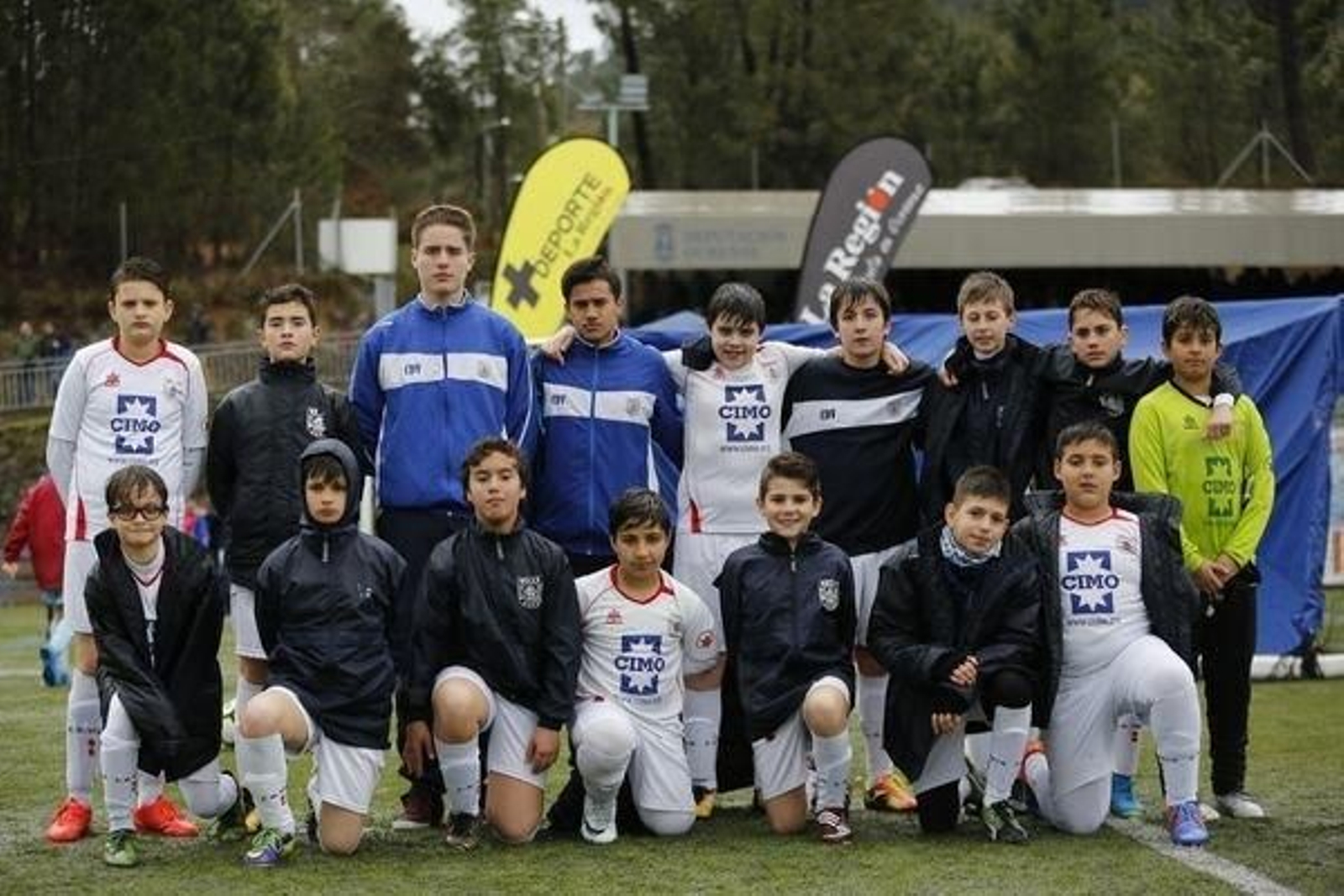 El Velle alevín, en perfecta formación de plantilla.