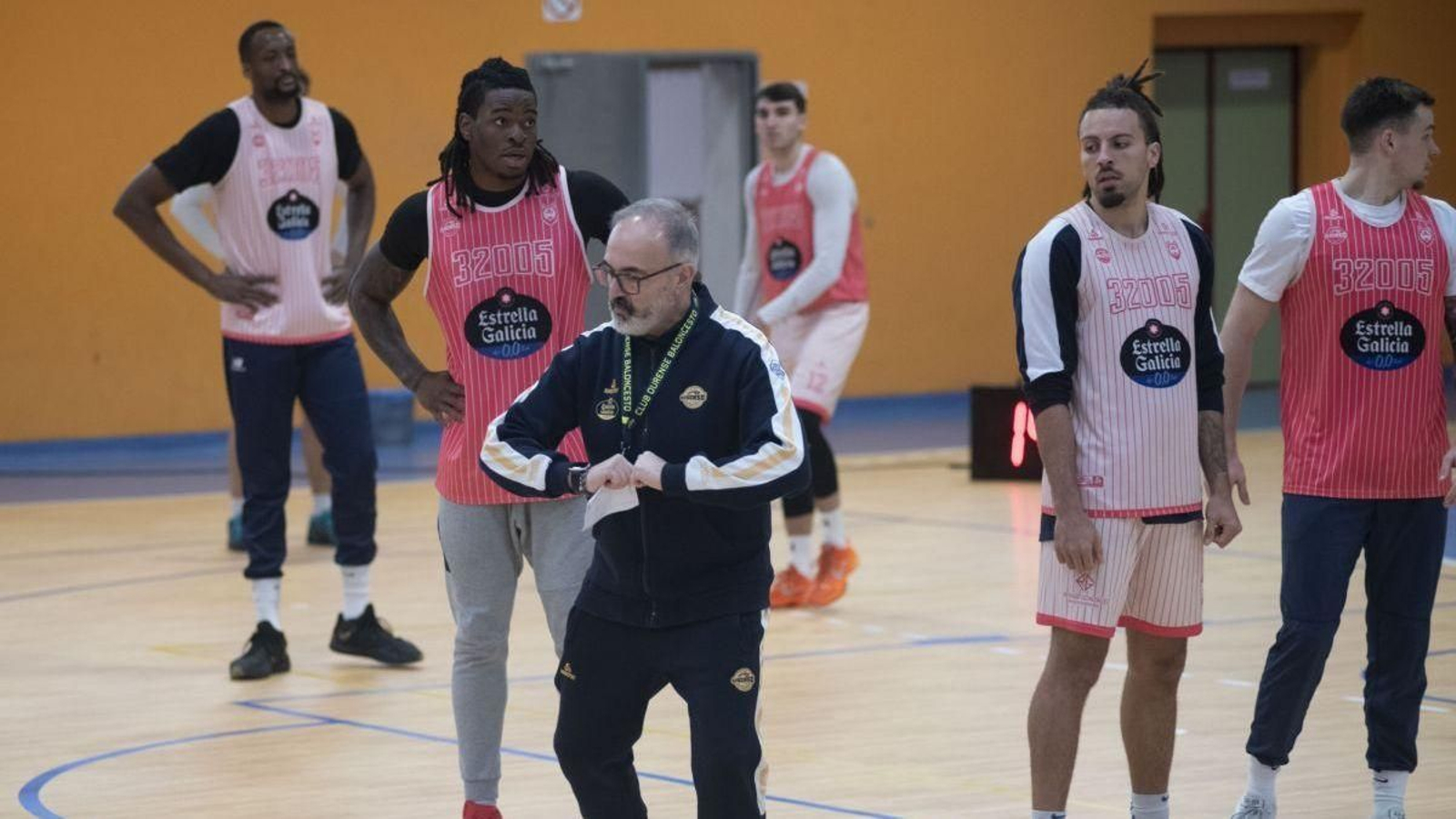 Moncho López explica a sus jugadores aspectos tácticos en un entreno en Pereiro de Aguiar.