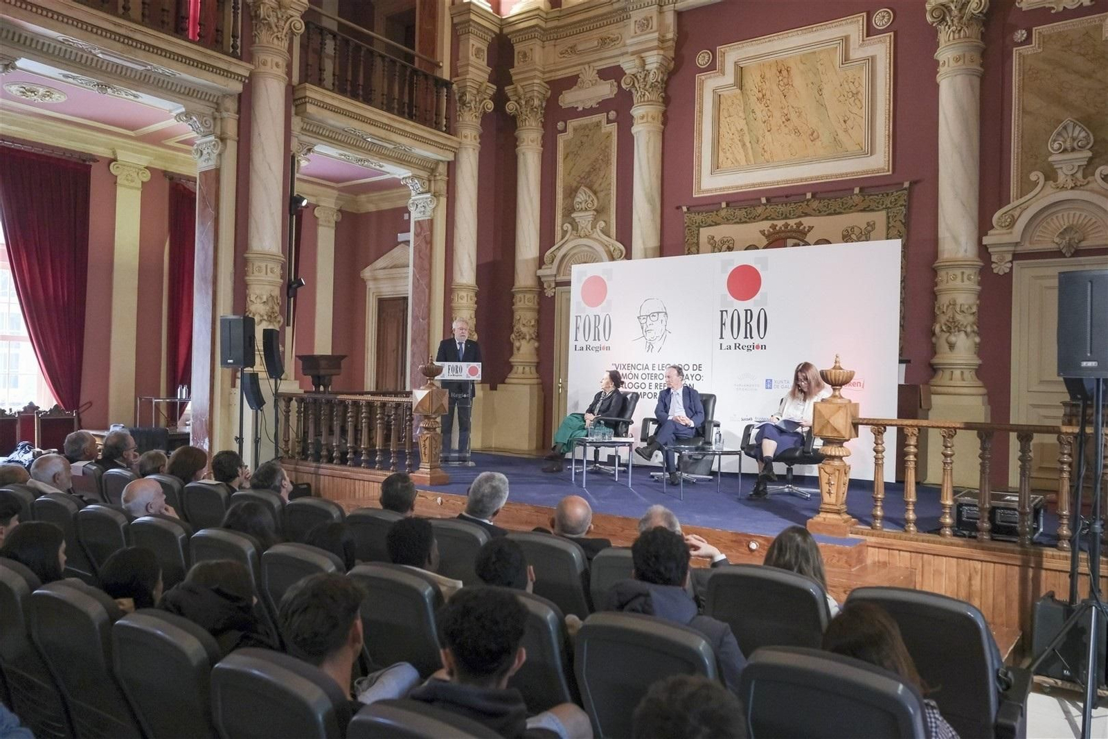 Vista do Paraninfo do instituto durante o desenvolvemento do Foro La Región.