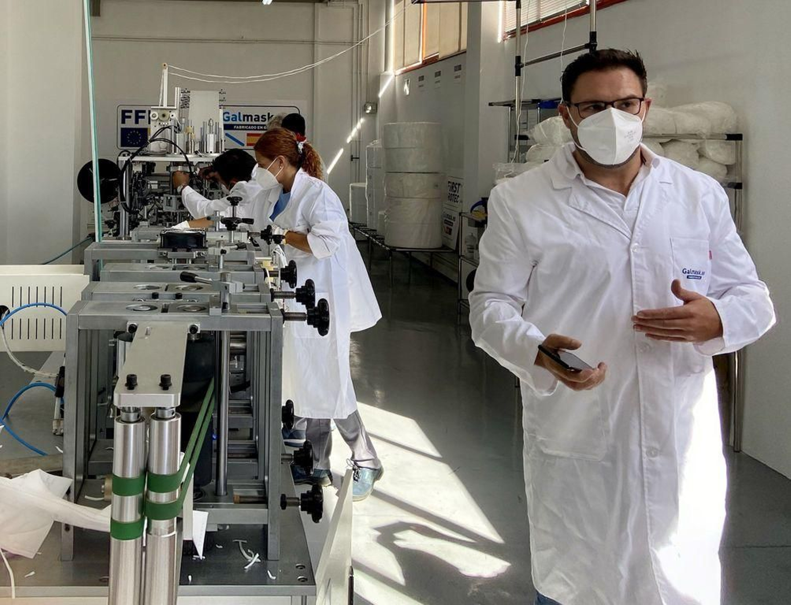 La fábrica de Galmask está en O Caramuxo, en primer plano su director comercial, Miguel Gómez.