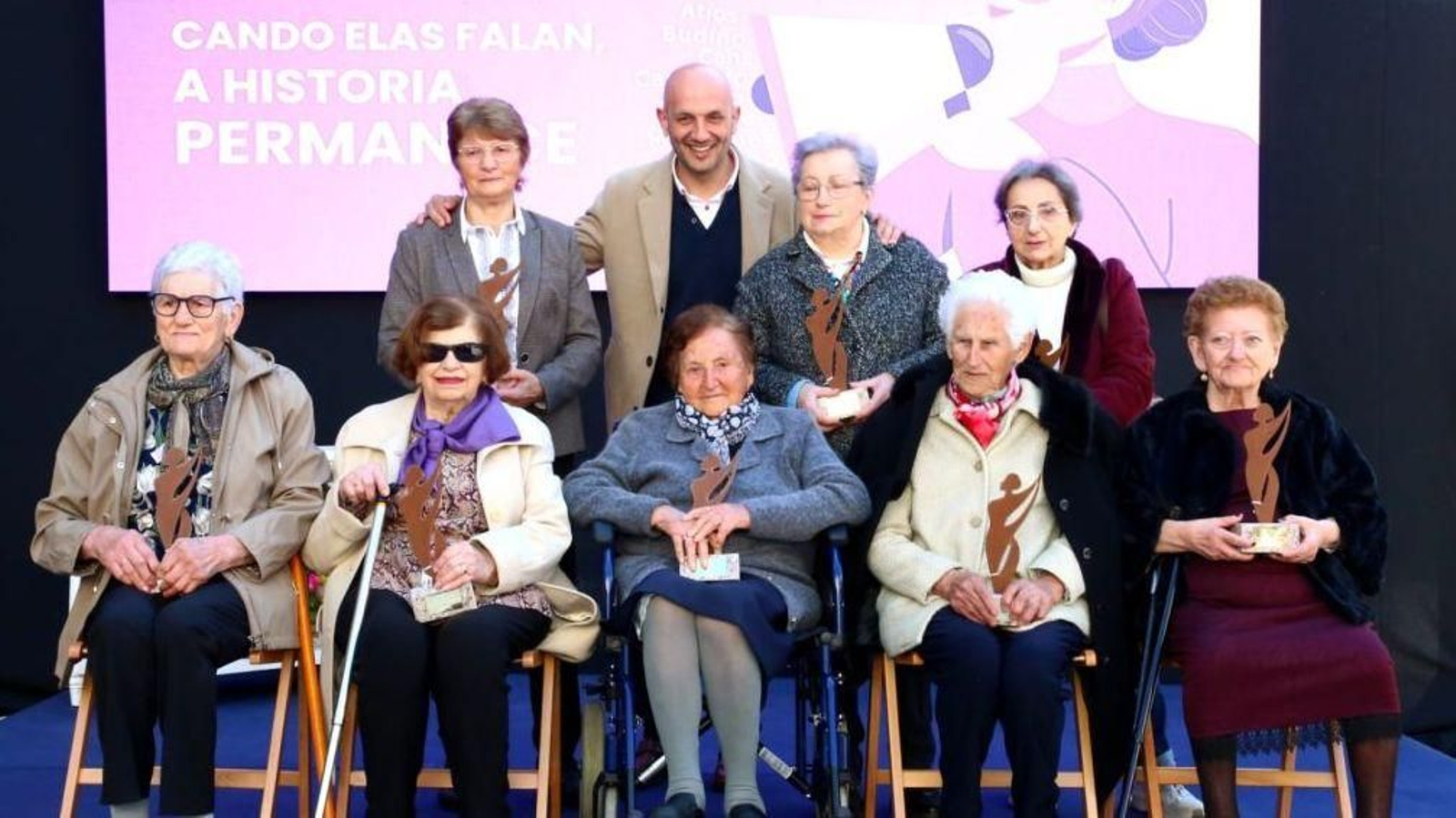 El alcalde, Alejandro Lorenzo con las nueve mujeres mayores de las parroquias de O Porriño.