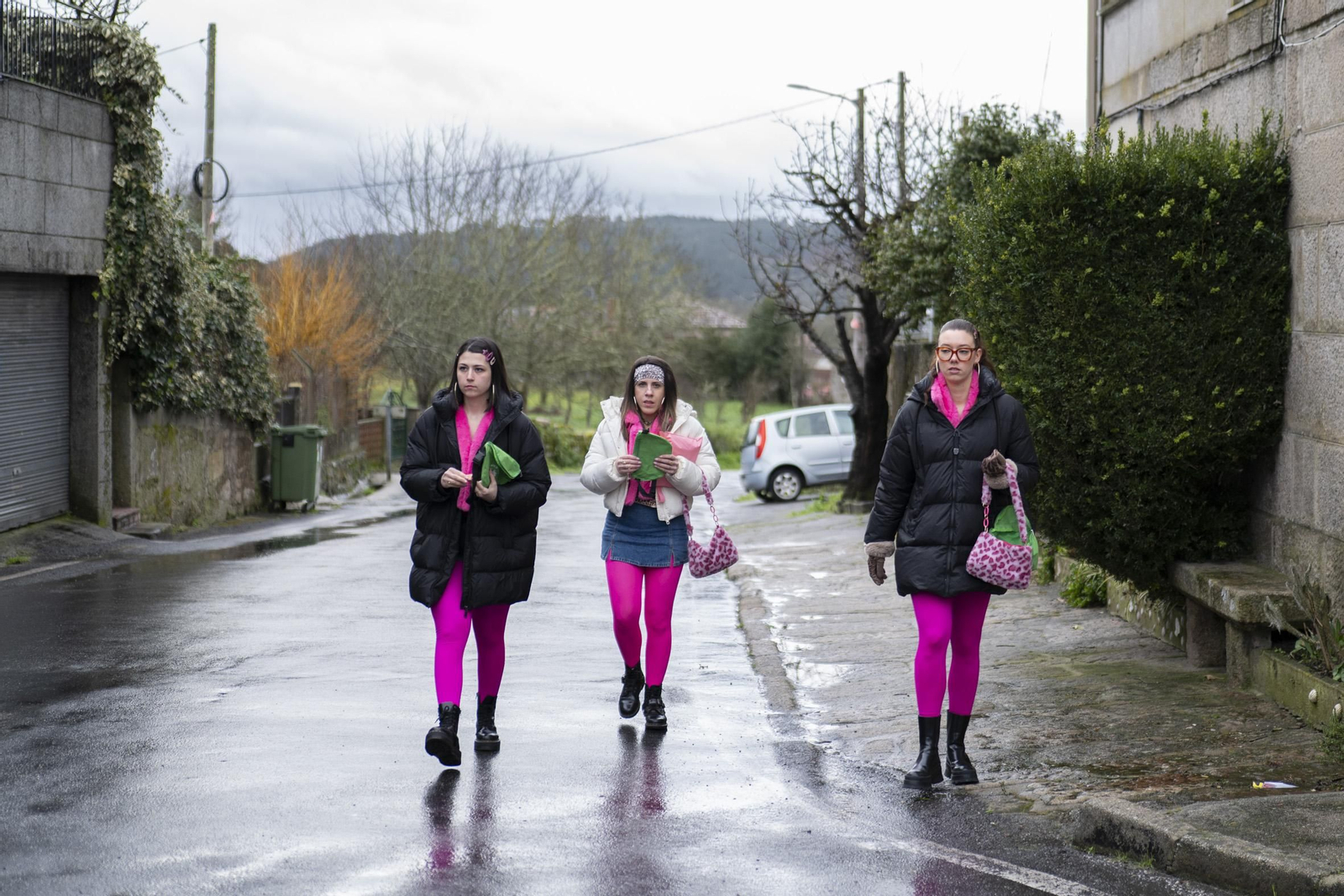 Galería | El Entroido itinerante de Parada de Amoeiro lleva la diversión por bandera