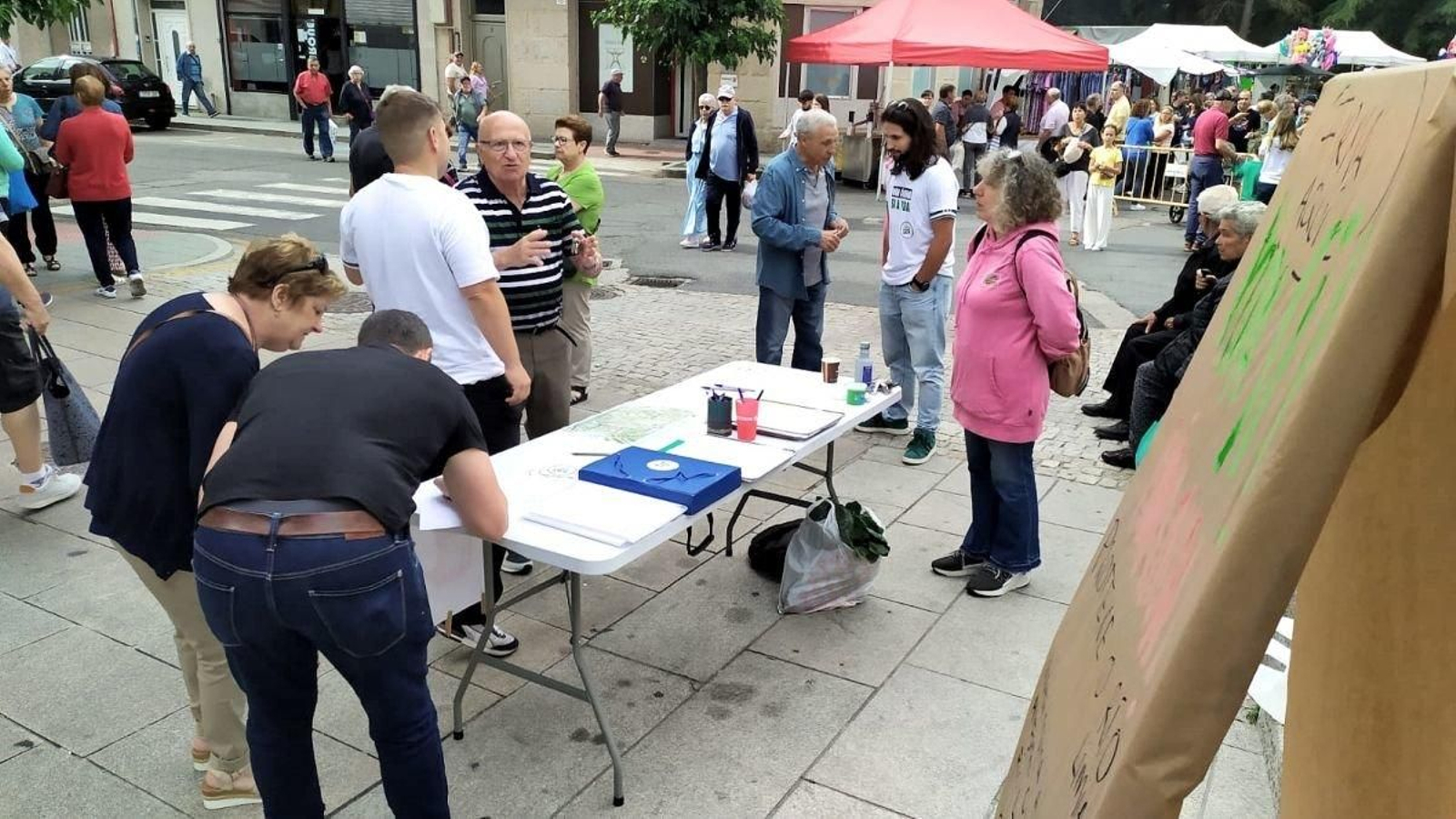 Mesa de recogida de alegaciones en la feria de Xinzo de Limia.