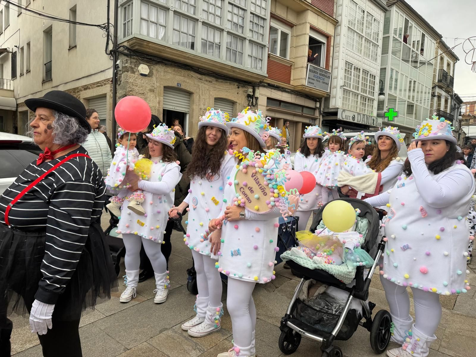 Galería | Los niños llenan de color las calles de Viana do Bolo por el Día de Comadres y Compadres