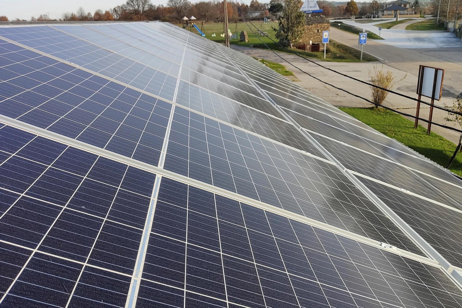 Paneles solares colocados en el tejado del ayuntamiento de Manzanal de Arriba (Zamora).