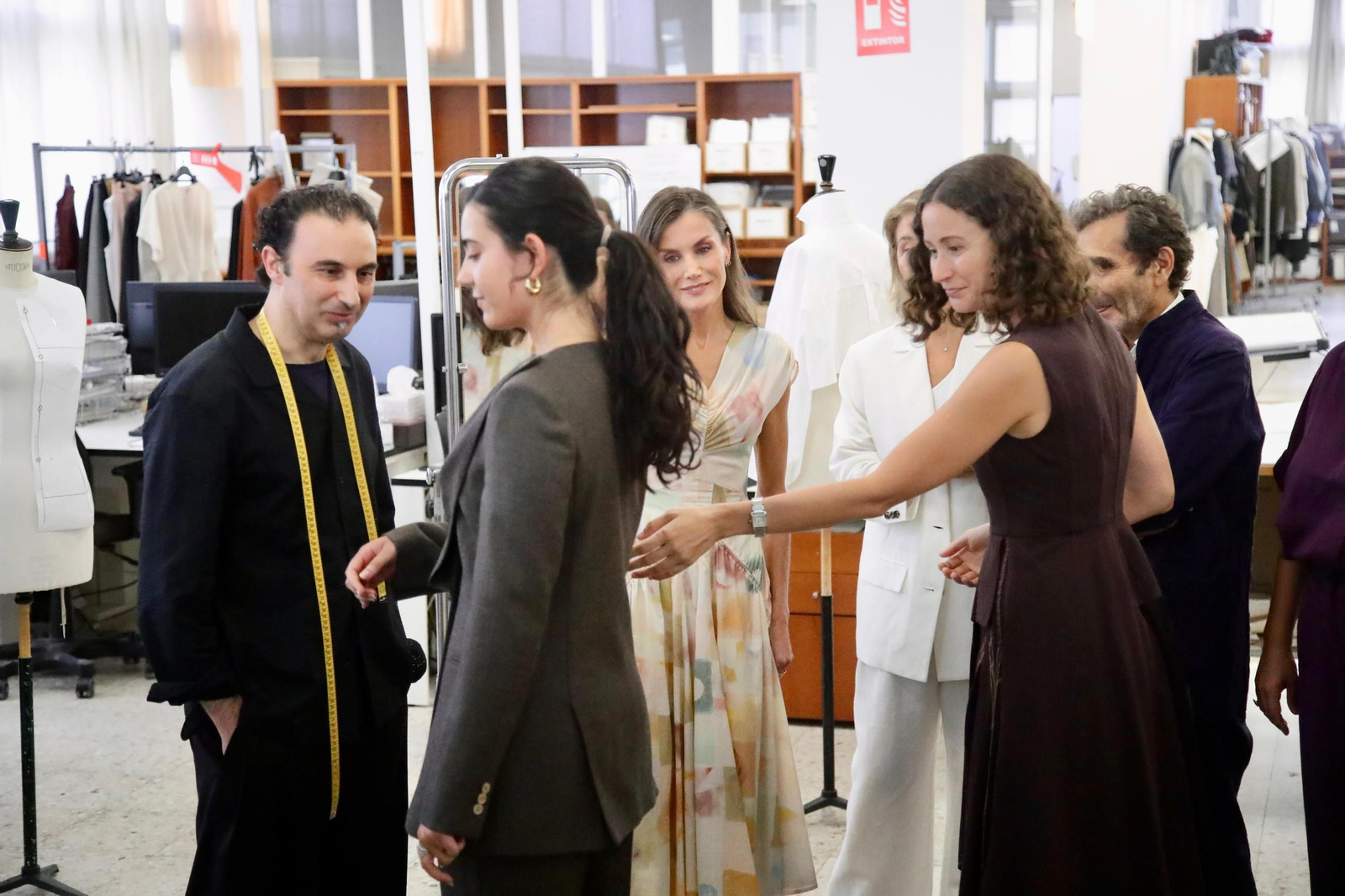Galería | Desde la exposición hasta los talleres, el recorrido de la reina Leticia por Adolfo Domínguez