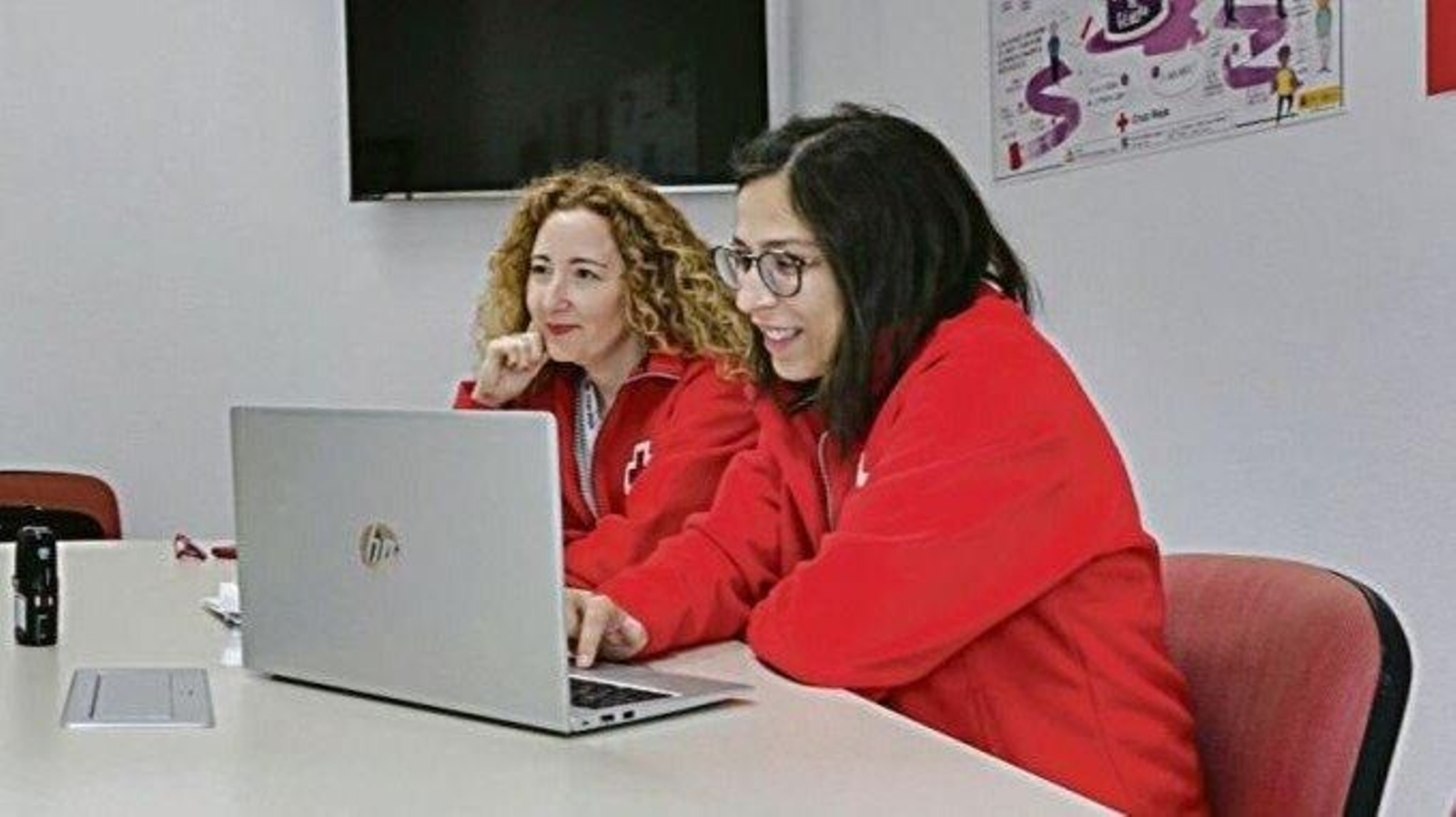 Sarai Molina y Ángela Ramallo explican el programa en Pereiro de Aguiar.