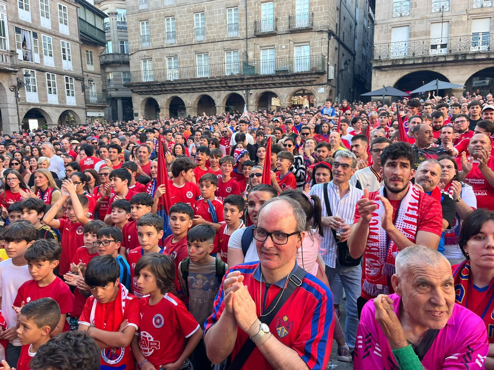 Galería | La aplaudida acogida de la UD Ourense de los unionistas contrasta con la pitada a Jácome en la Plaza Mayor, en fotos