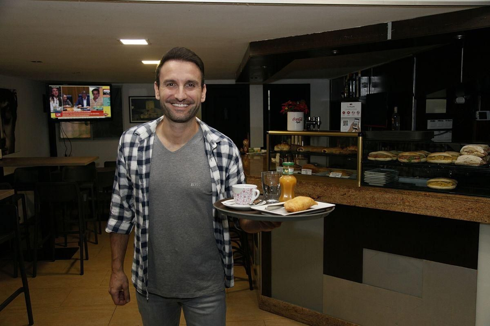 Hugo Díaz, responsable del Ultreia, en la avenida de la Universidad.