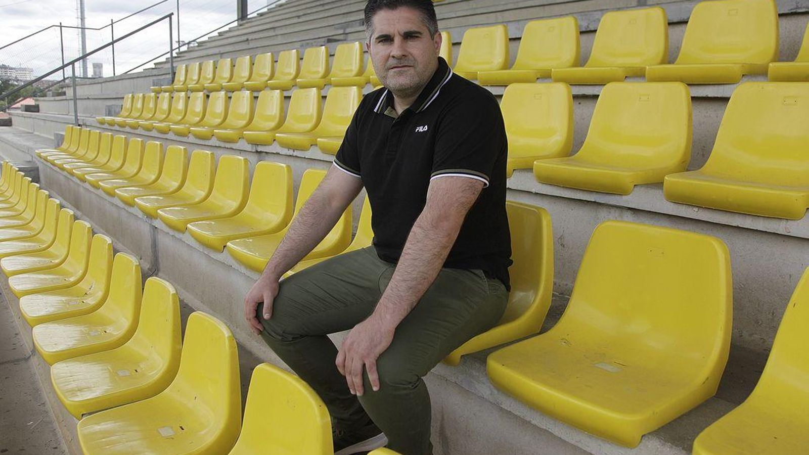 Camilo Díaz, presidente del Ourense CF, en las gradas del campo de Oira. (Foto: Miguel Ángel)