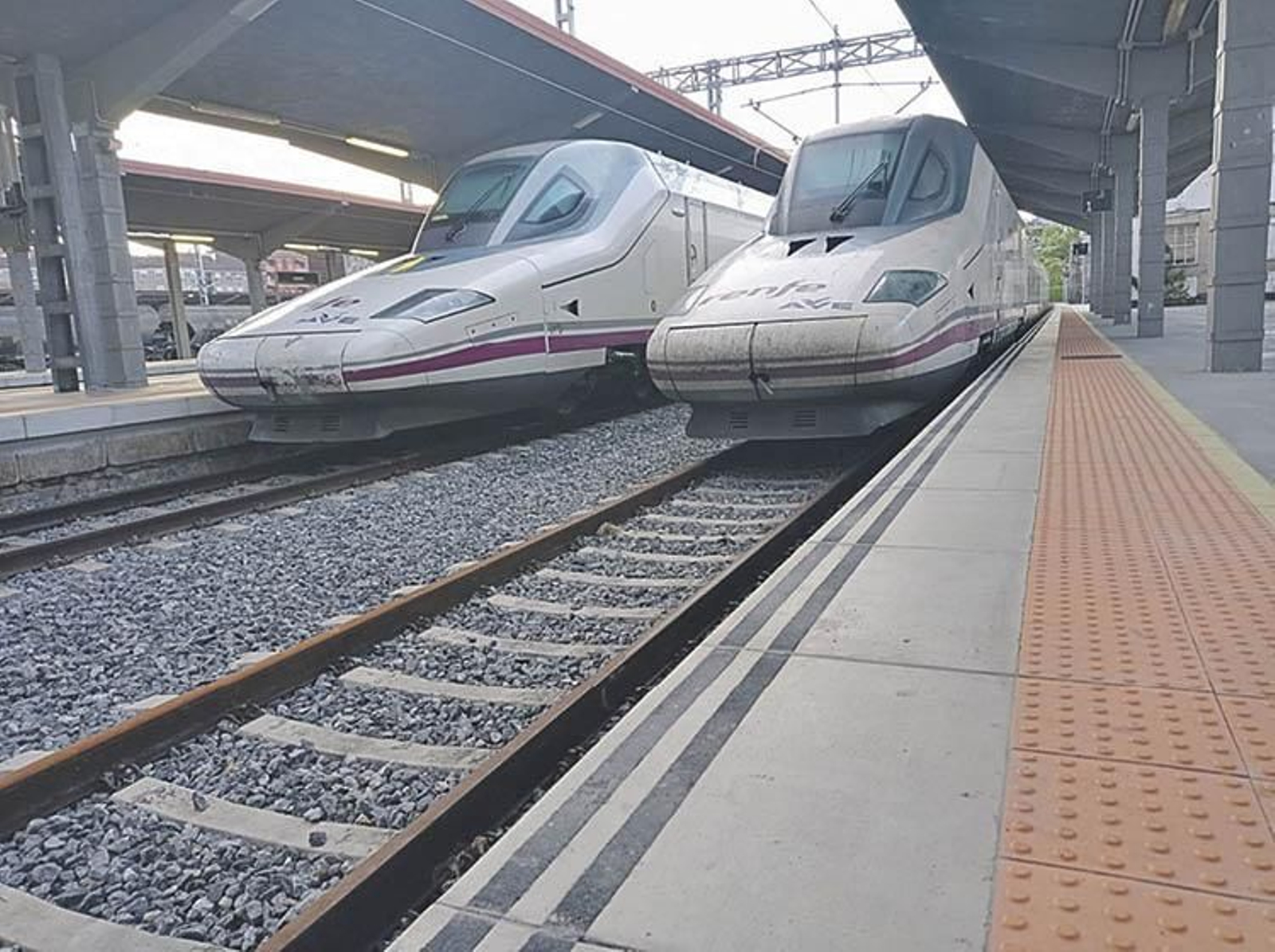 Dos AVE en la estación de Ourense.