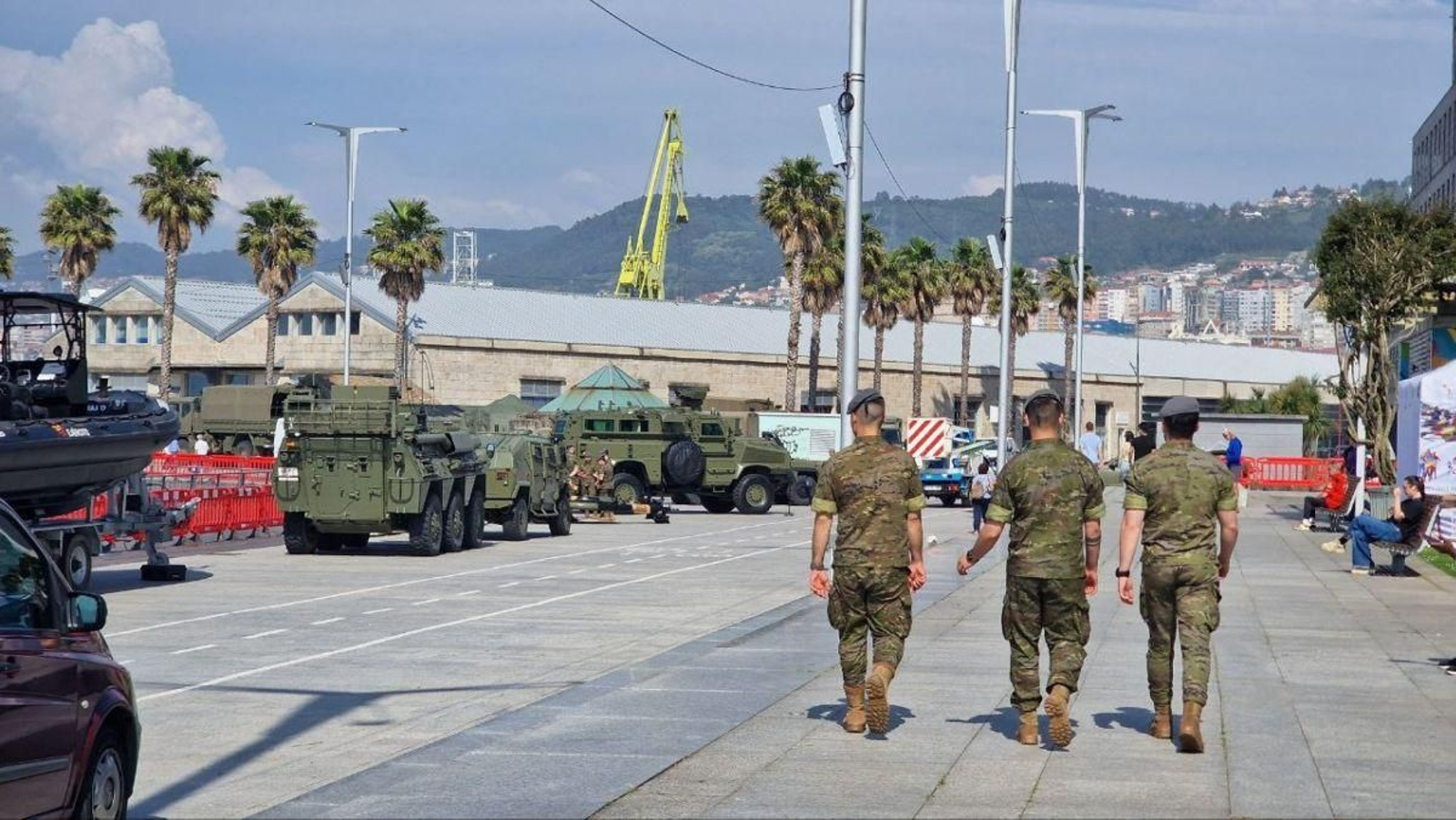 Zodiacs y vehículos militares, ya desplegados desde ayer en el paseo de As Avenidas y los jardines de Montero Ríos, con importante presencia militar