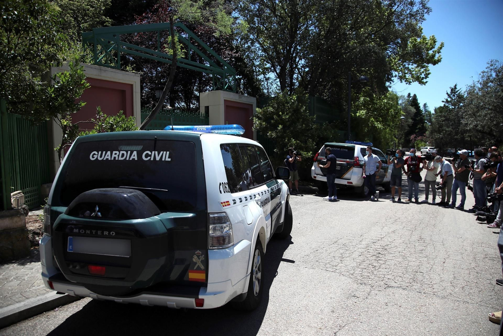 Periodistas y medios de comunicación a la entrada de la vivienda del empresario José Luis Moreno en Boadilla del Monte.