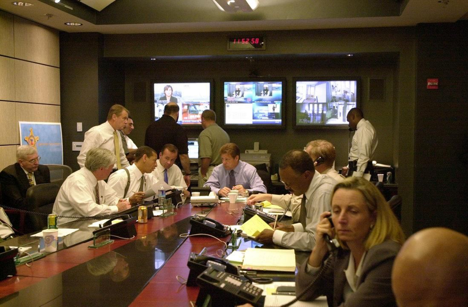 El exdirector del Servicio Secreto Brian Stafford y miembros de su personal, reunidos en el Centro de Crisis del Director el 11 de septiembre de 2001.