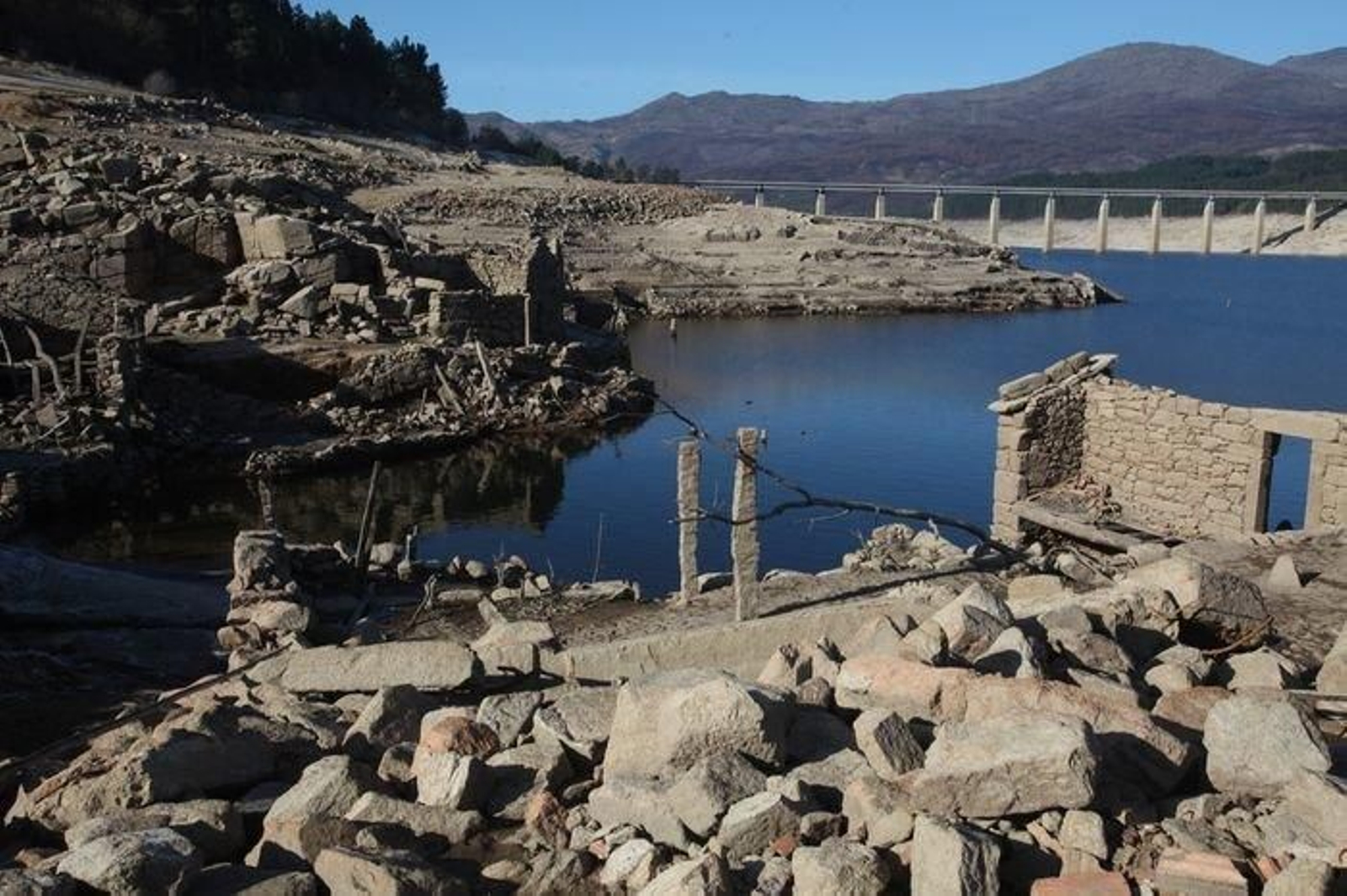 Lobios. 24-01-2017. Restos de la aldea de Aceredo bajo las aguas de Lindoso. Paz