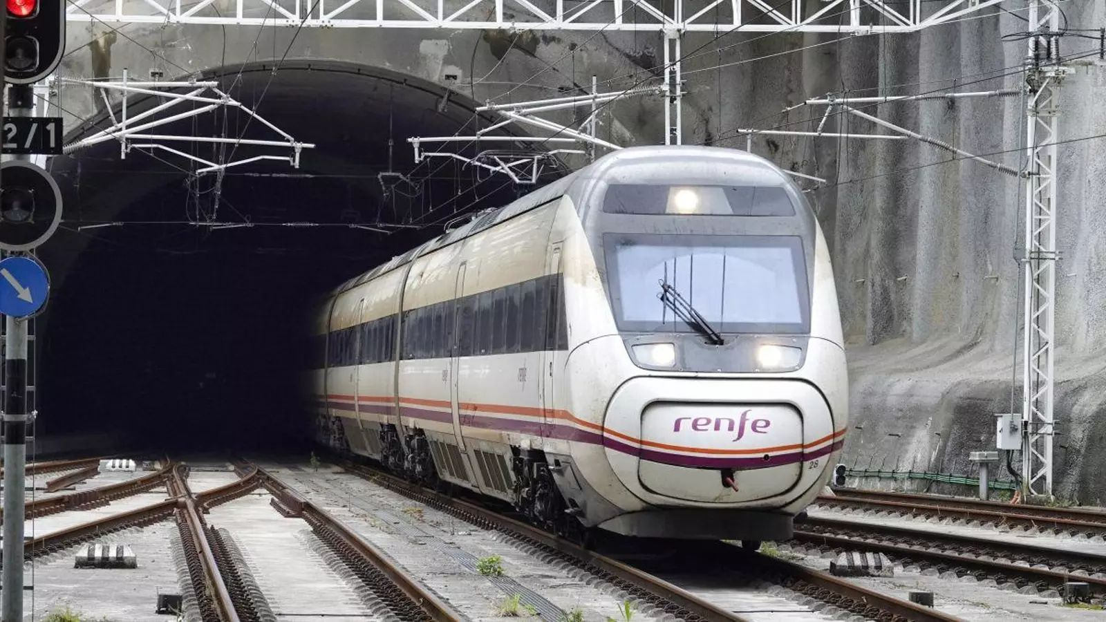 Un tren Media Distancia hacia A Coruña, saliendo del túnel de la estación ferroviaria de Urzaiz.