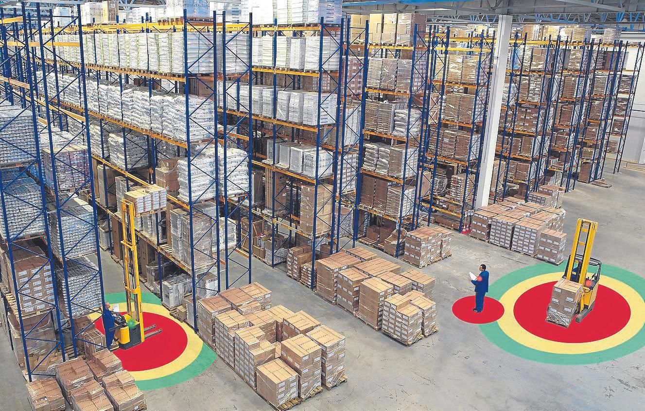 El equipo emite un aviso al detectar al operario en zona verde, aminora en la amarilla y se detiene en la roja.