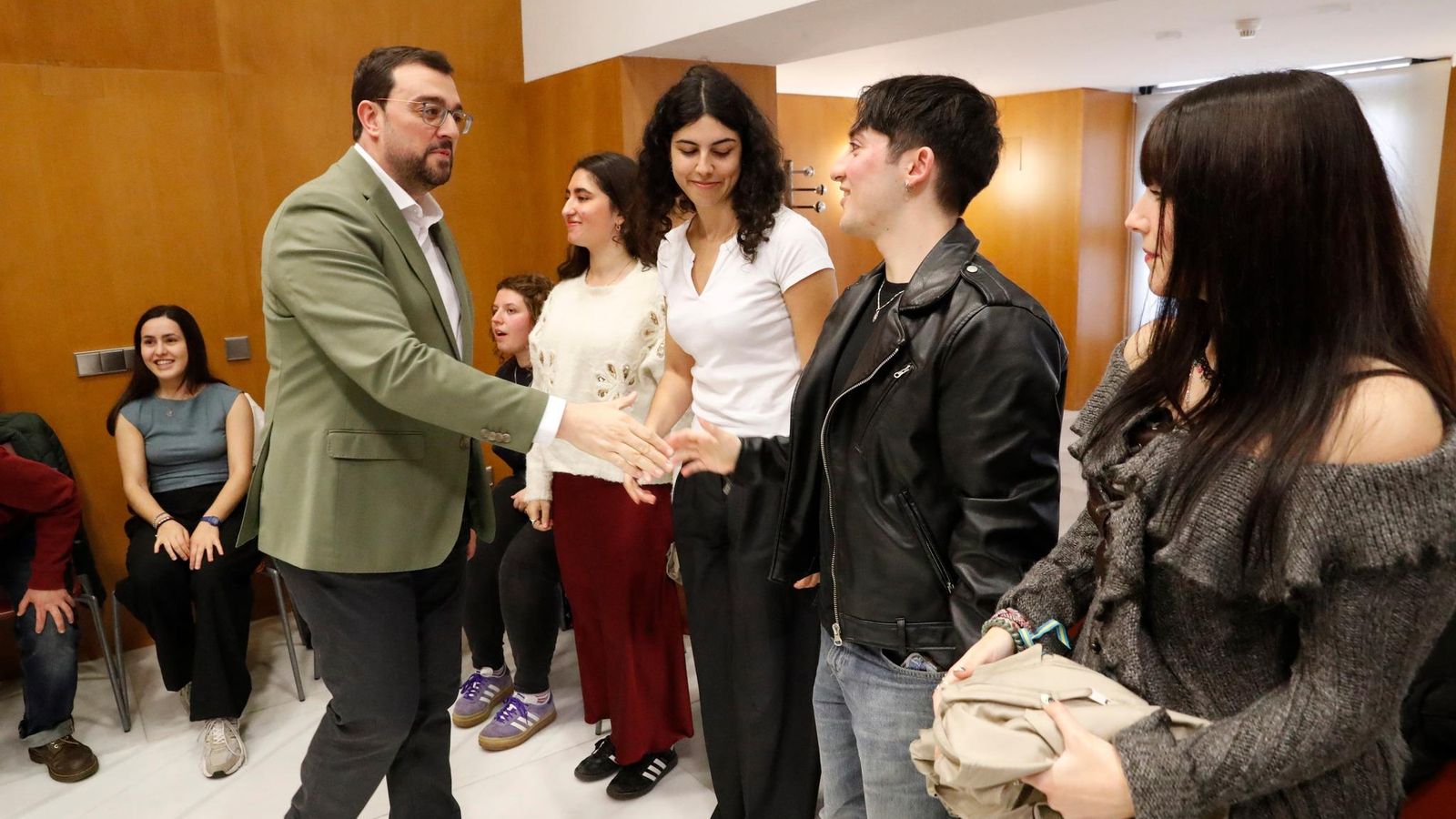 Barbón saluda a los jóvenes participantes en el programa Juventud Asturias Cooperante