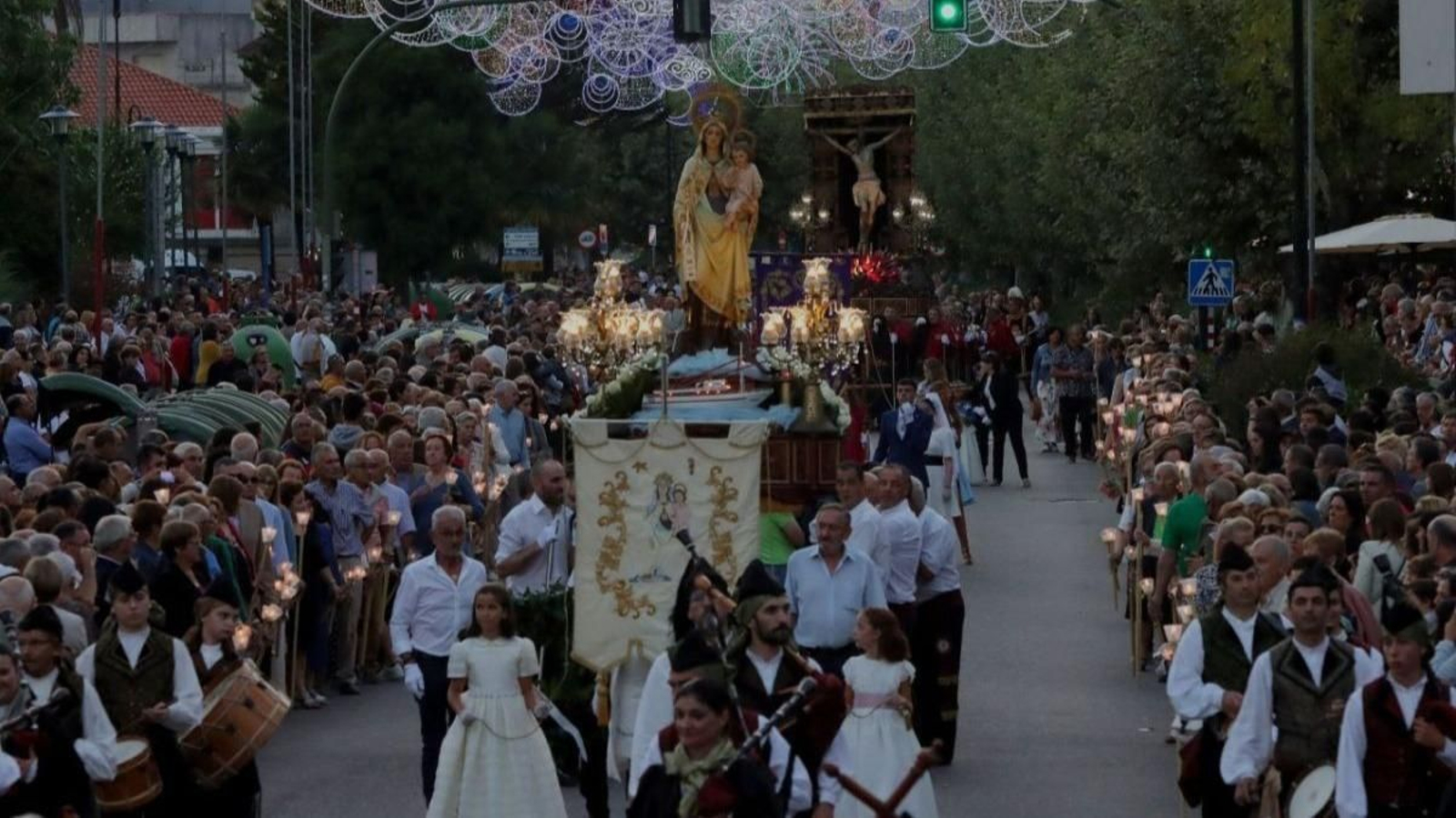 Las imágenes del Cristo y la Virgen del Carmen en procesión seguida por cientos de fieles alrededor de la villa marinera.