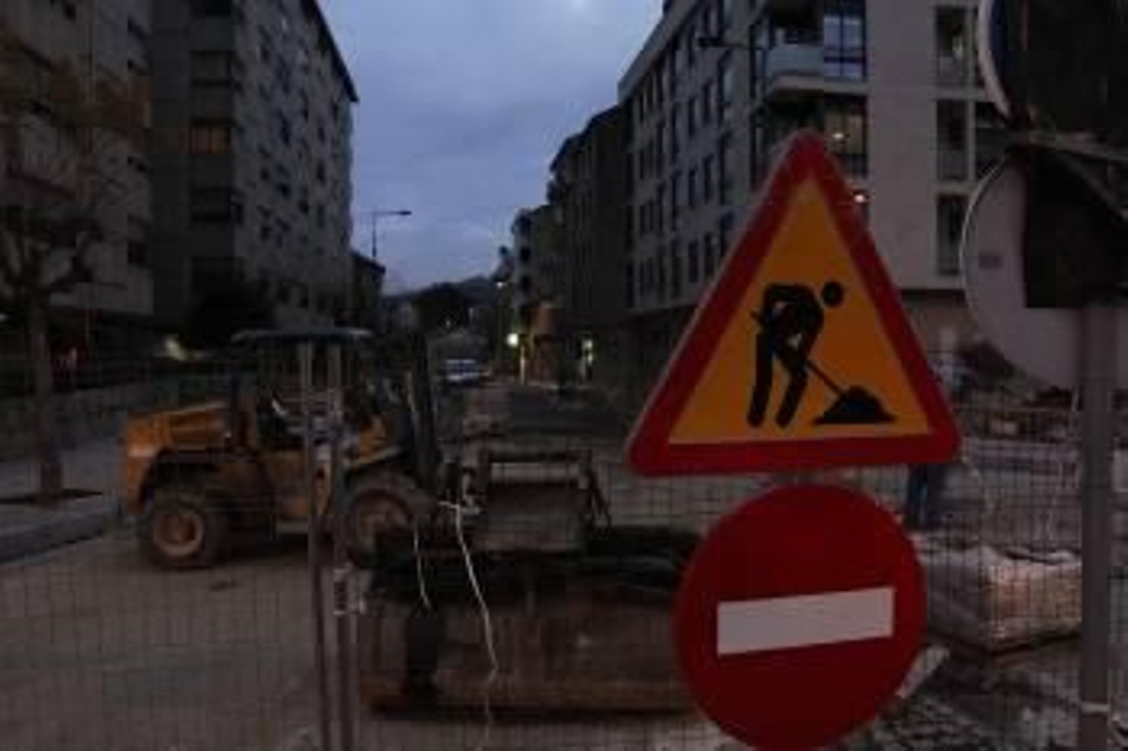 Obras en el cruce de la antigua carretera de Monforte con la glorieta de O Afiador. (Foto: MIGUEL ÁNGEL)