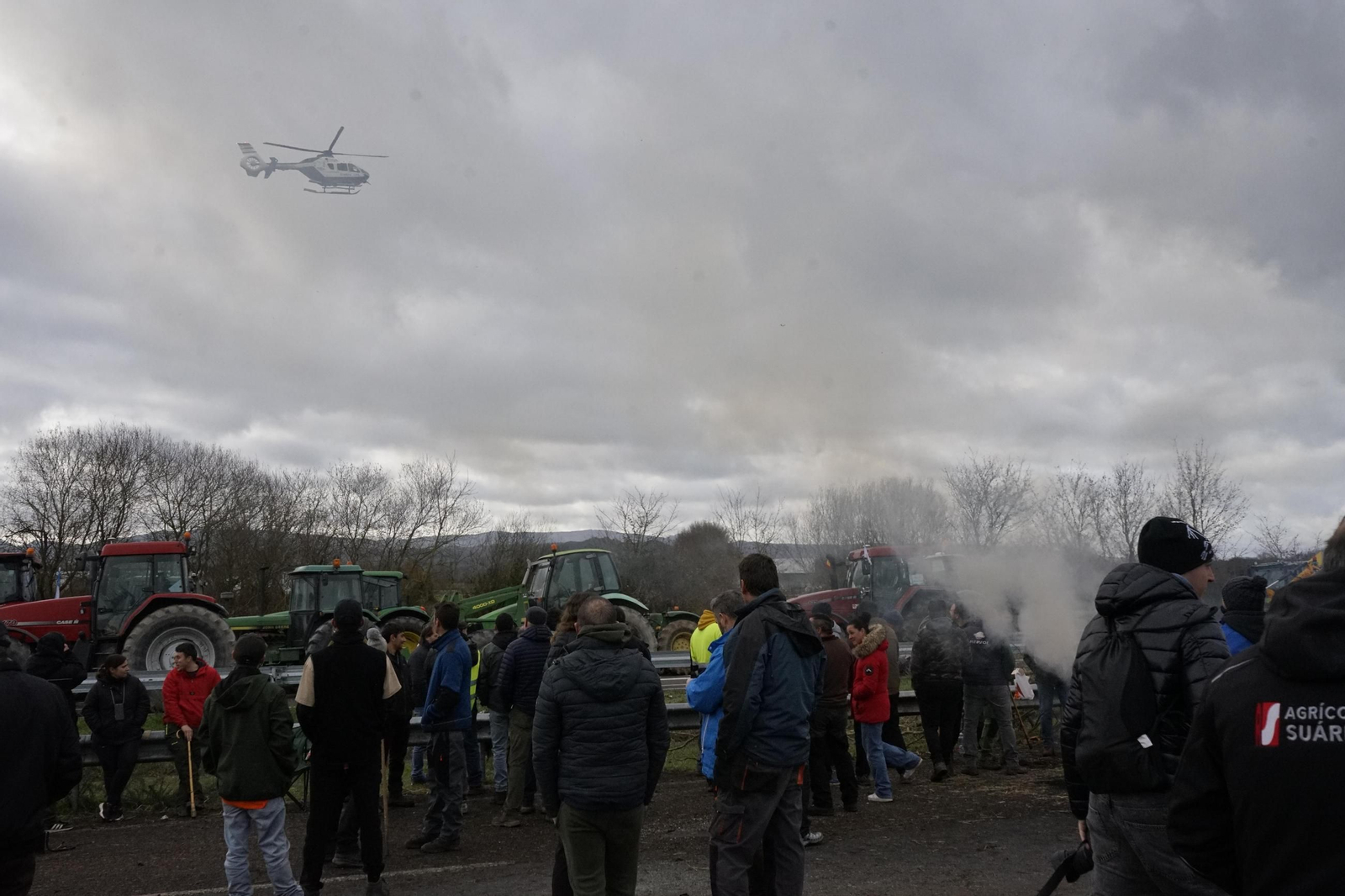 Galería | Las protestas de los tractoristas en la A-52 contra el acuerdo comercial con Mercosur, en imágenes