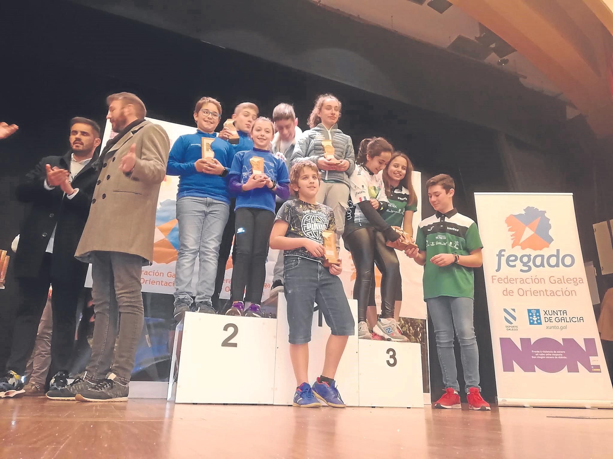 El equipo infantil de Lúa González, Mailén Aller e Israel Agudo logró el tercer puesto en el Gallego de Relevos.