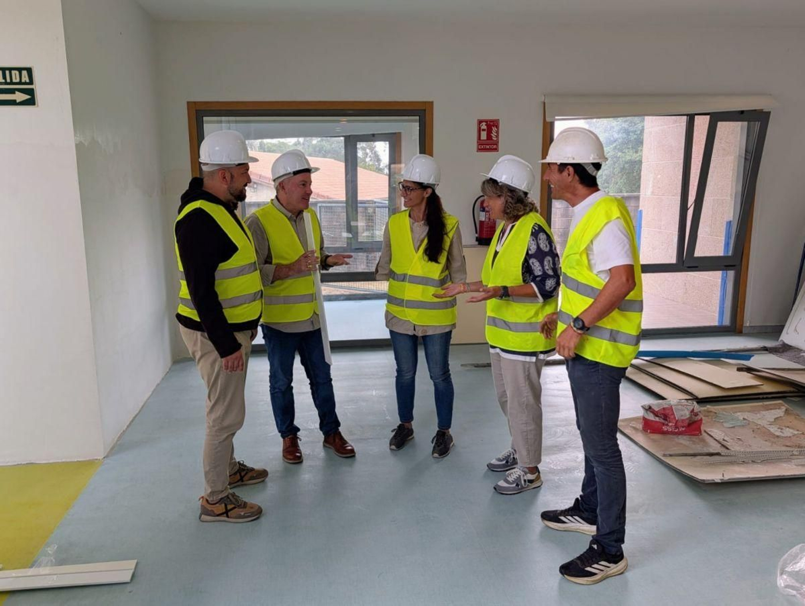 El alcalde, Luis Piña y acompañantes, durante su visita a las obras de la Escola Infantil.