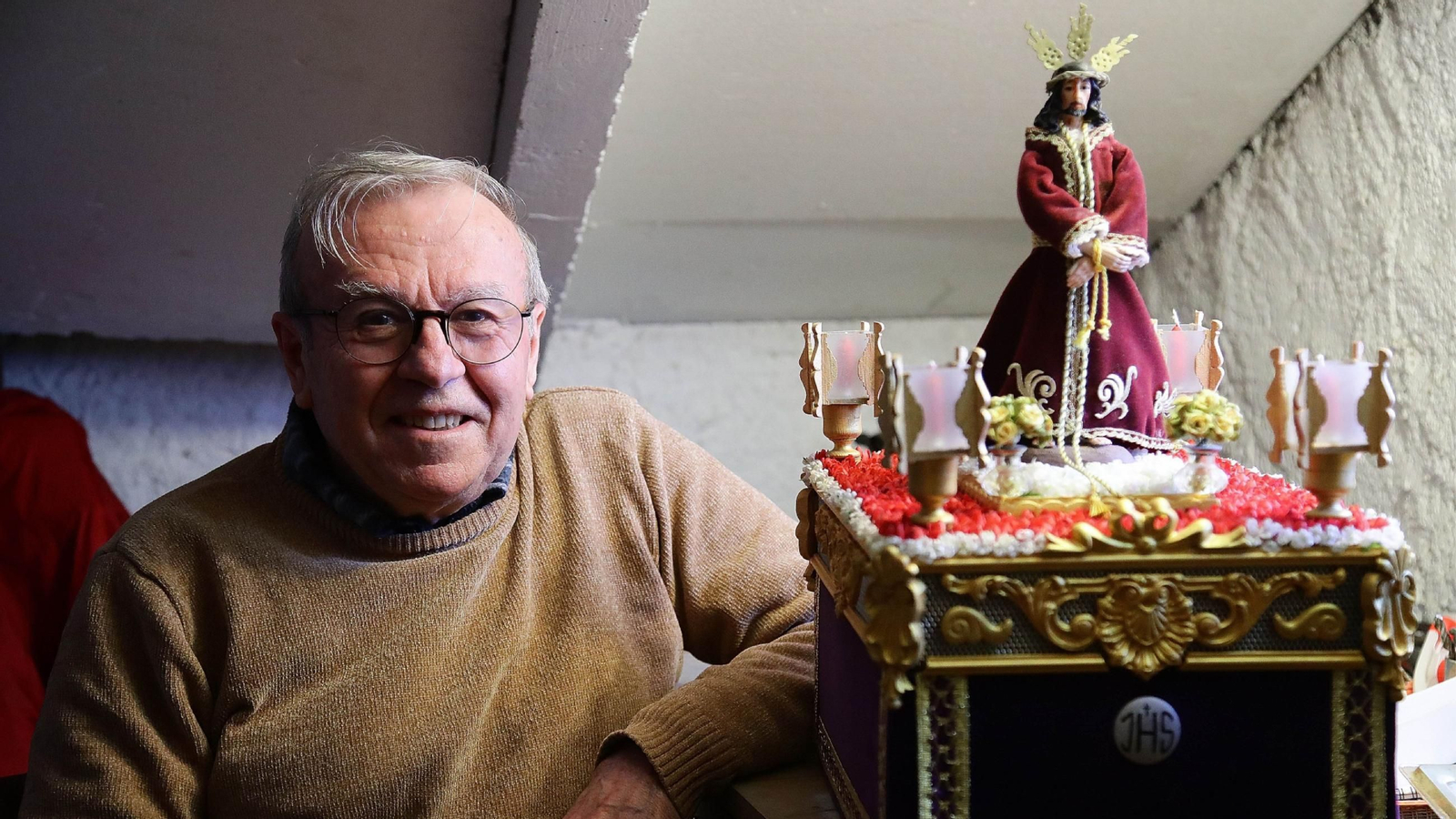 Mayorgas mostrando uno de sus tronos con el “Ecce Homo”.