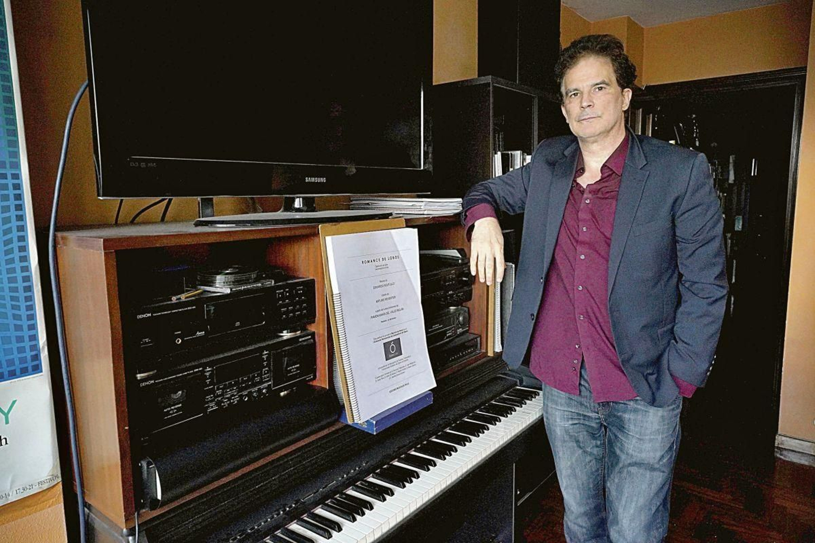 Eduardo Soutullo, en frente del piano de su casa en Vigo.