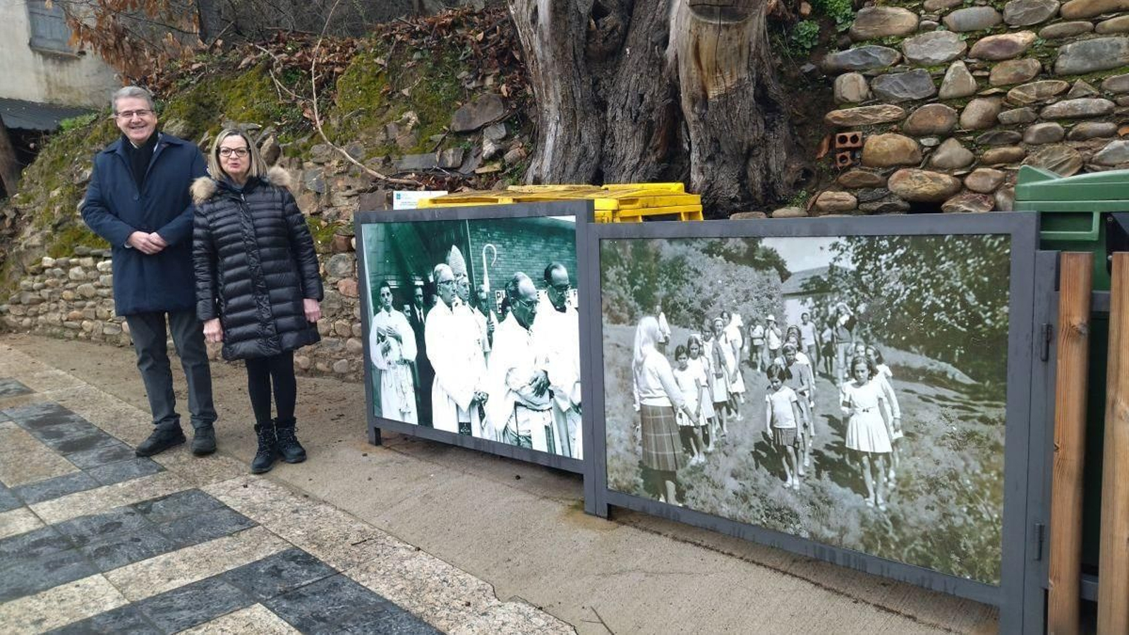 Manuel Pardo y María del Carmen González, ante las fotografías del Camiño de Inverno.