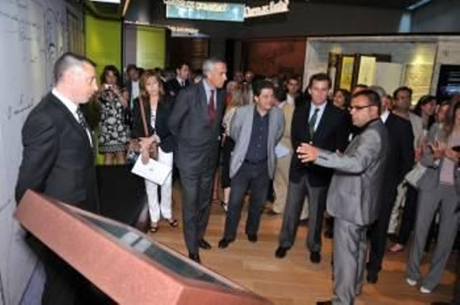 Fernando Puig de la Bellacasa, Fernández Lores y Núñez Feijóo atienden las explicaciones del director del parque de Campo Lameiro. (Foto: VICENTE PERNÍA)