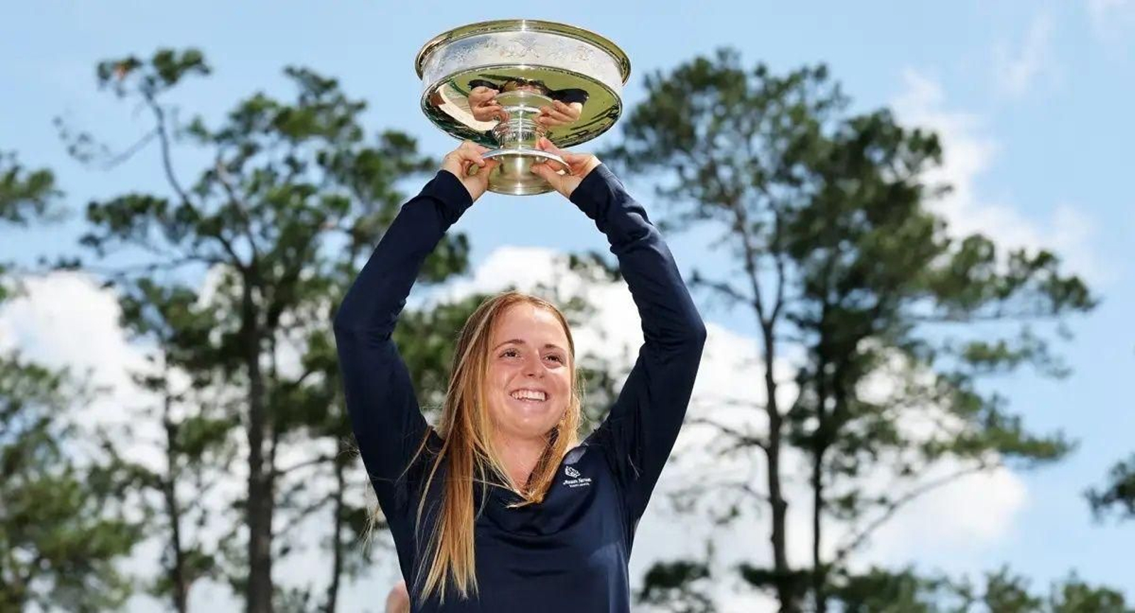 Carla Bernat levanta el trofeo de Augusta.