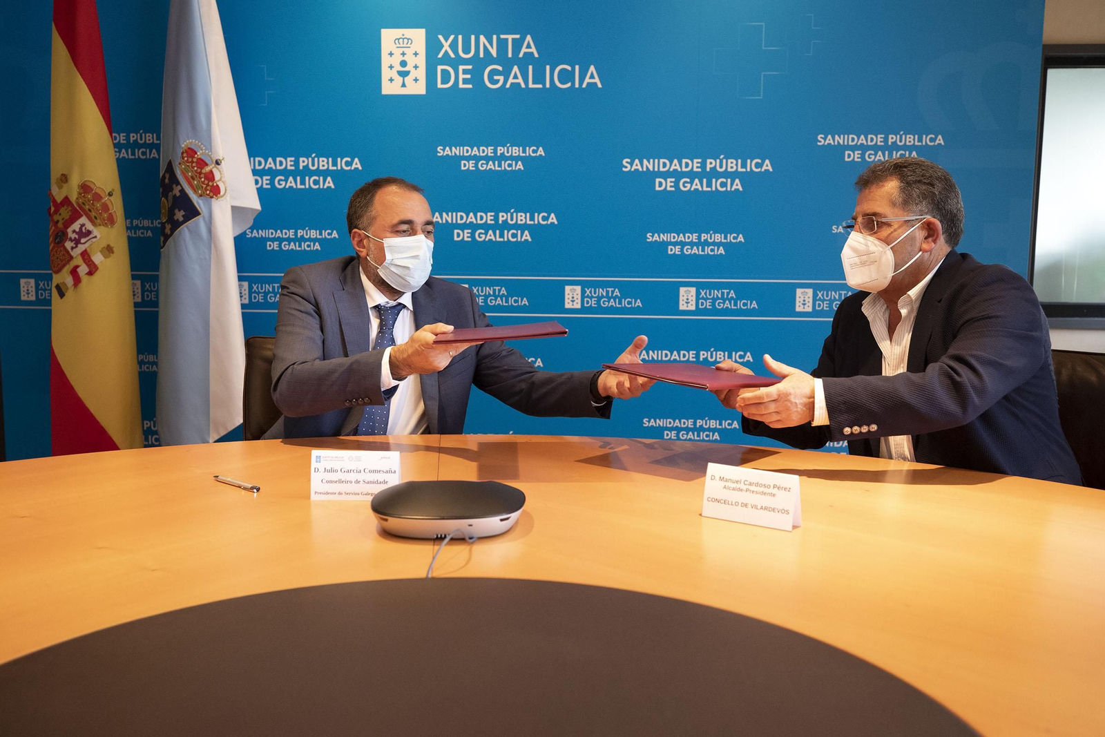 Julio García Comesaña y Manuel Cardoso, en la firma del convenio de colaboración. (Foto: cedida).