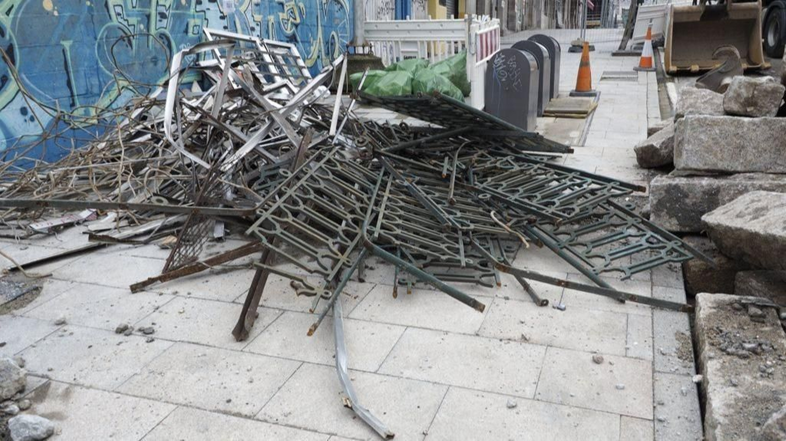 La barandilla atribuida a Jenaro de la Fuente fue retirada por tramos de la calle Lepanto // @VigoVideiro