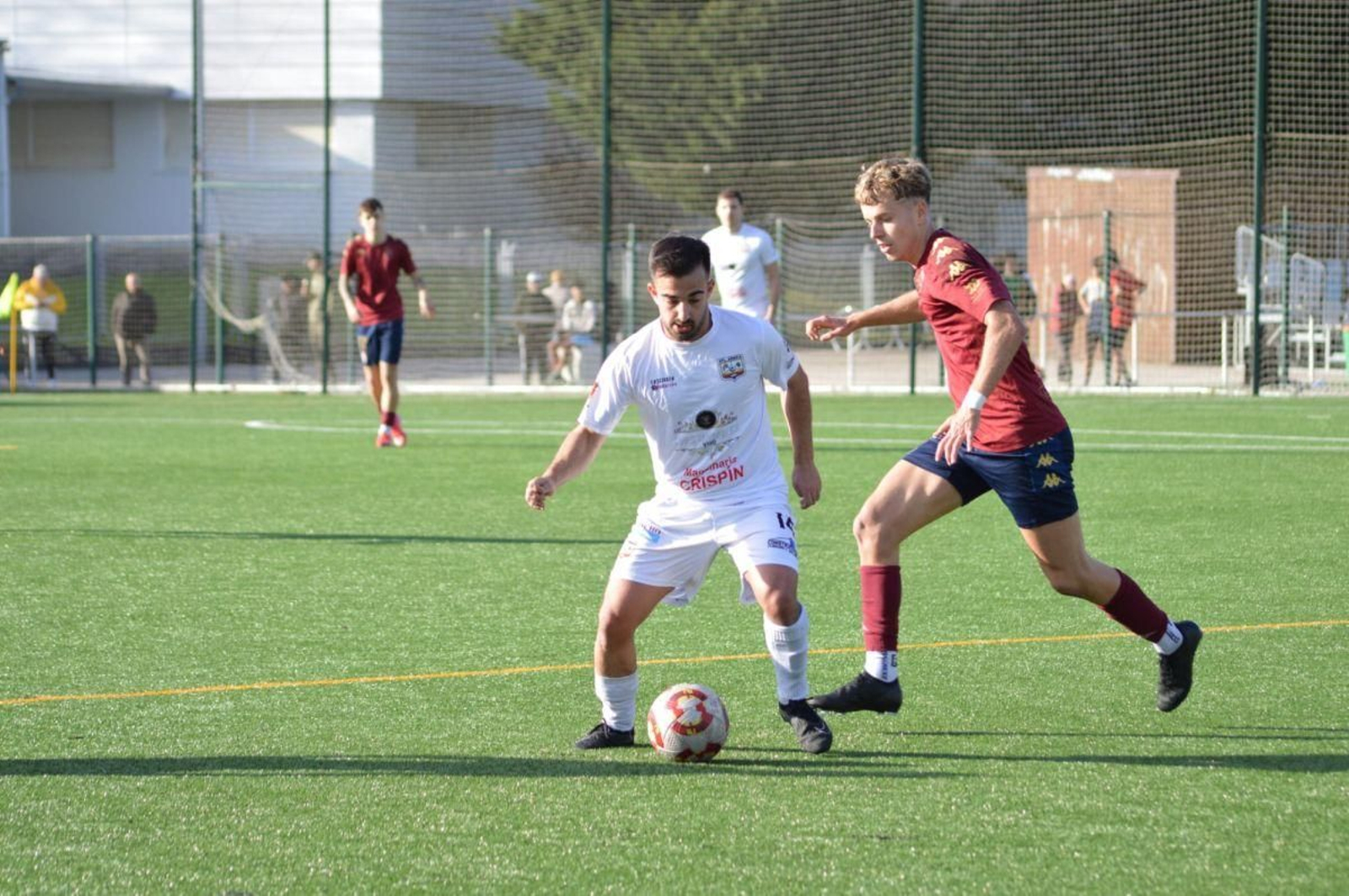 Gabi Sanín protege la pelota ante un rival del Pontevedra B.