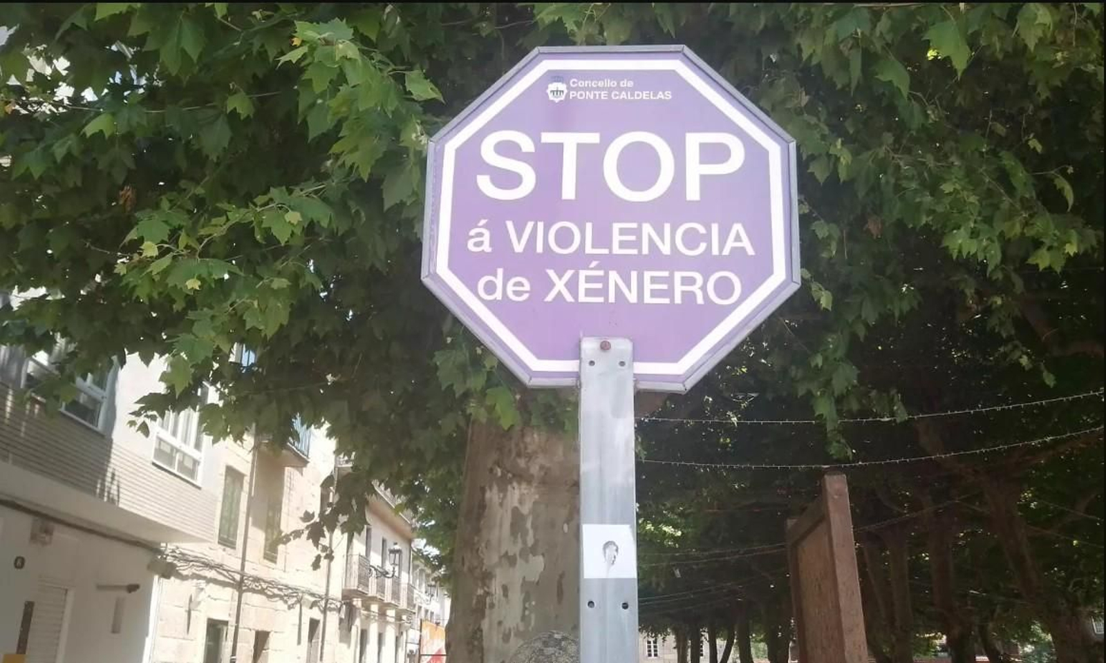 Una señal de Stop a la violencia de género en Ponte Caldelas.