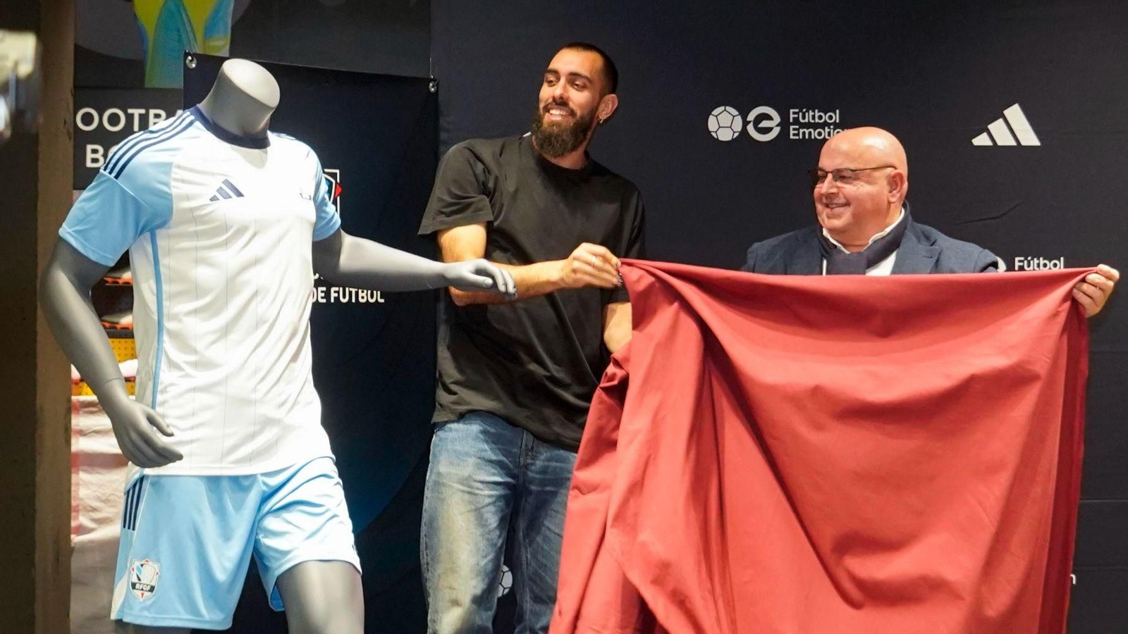 Borja Iglesias, en la presentación de la nueva camiseta de la selección gallega.