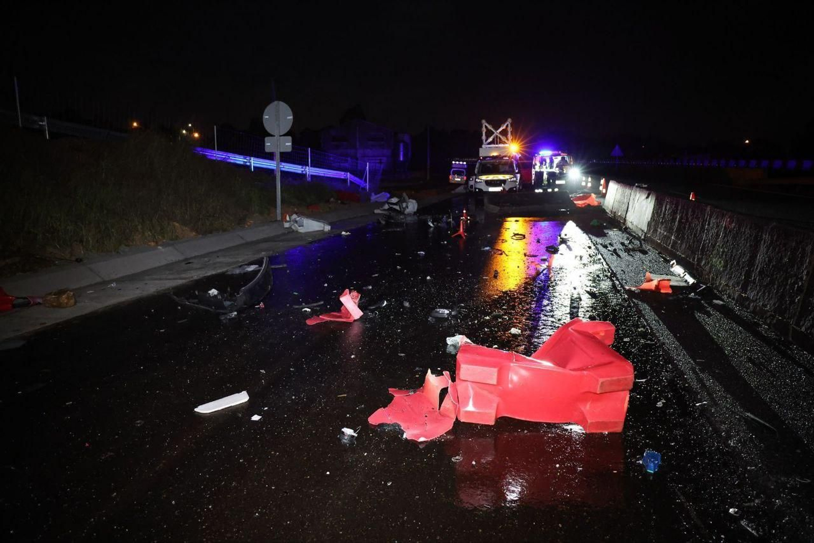 Restos en la carretera del coche siniestrado en Tui.