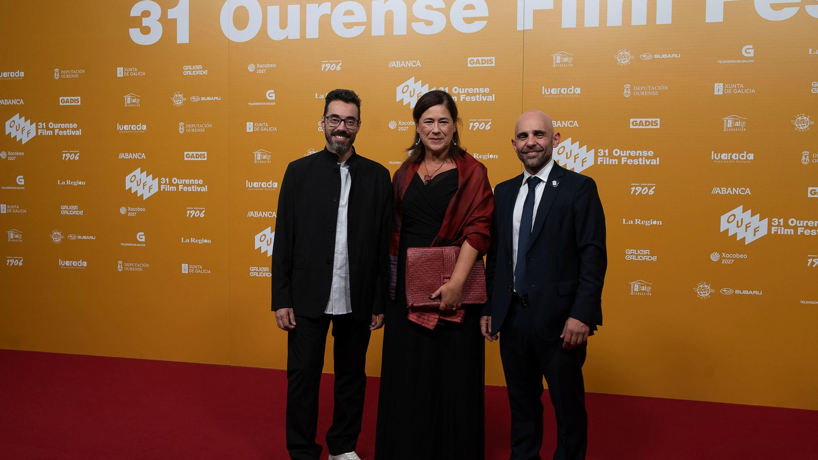 Carmen Rivas, directora digital de La Región, medio oficial del festival, junto a Óscar Doviso, director del OUFF, y Marcos Vázquez, director del área de Cultura y Deporte de la Diputación de Ourense