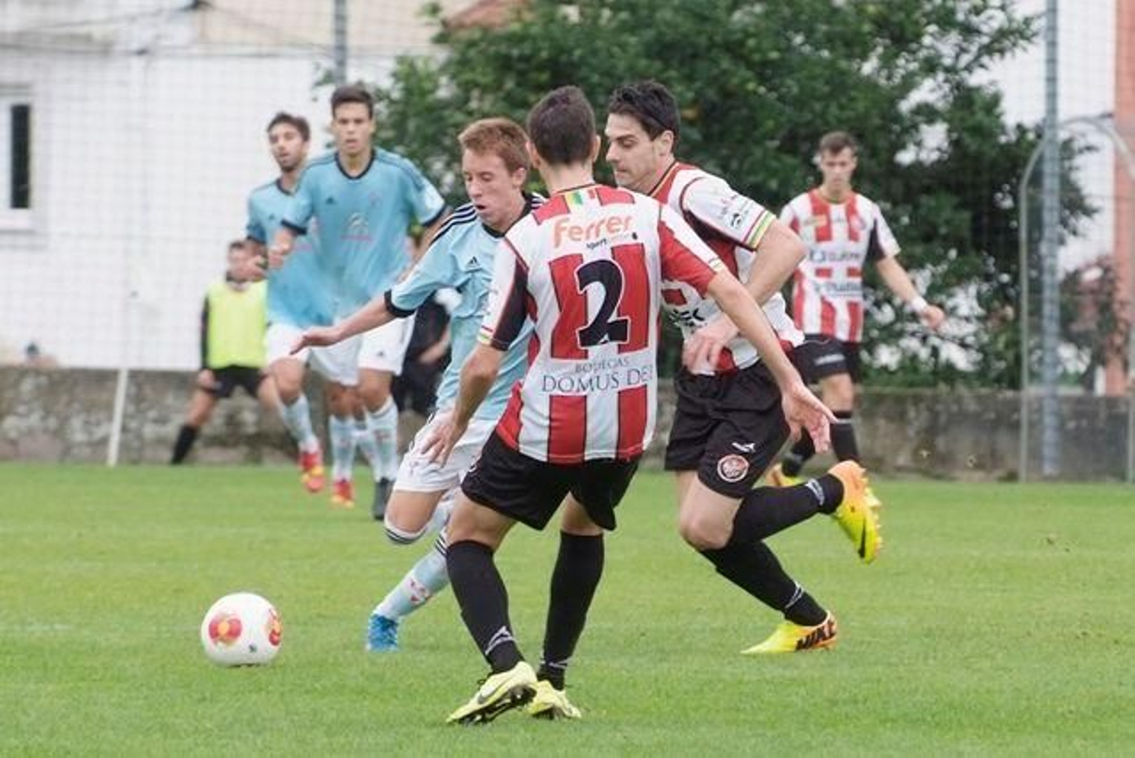 Yelko conduce el balón ante la SD Logroñés en la primera vuelta.