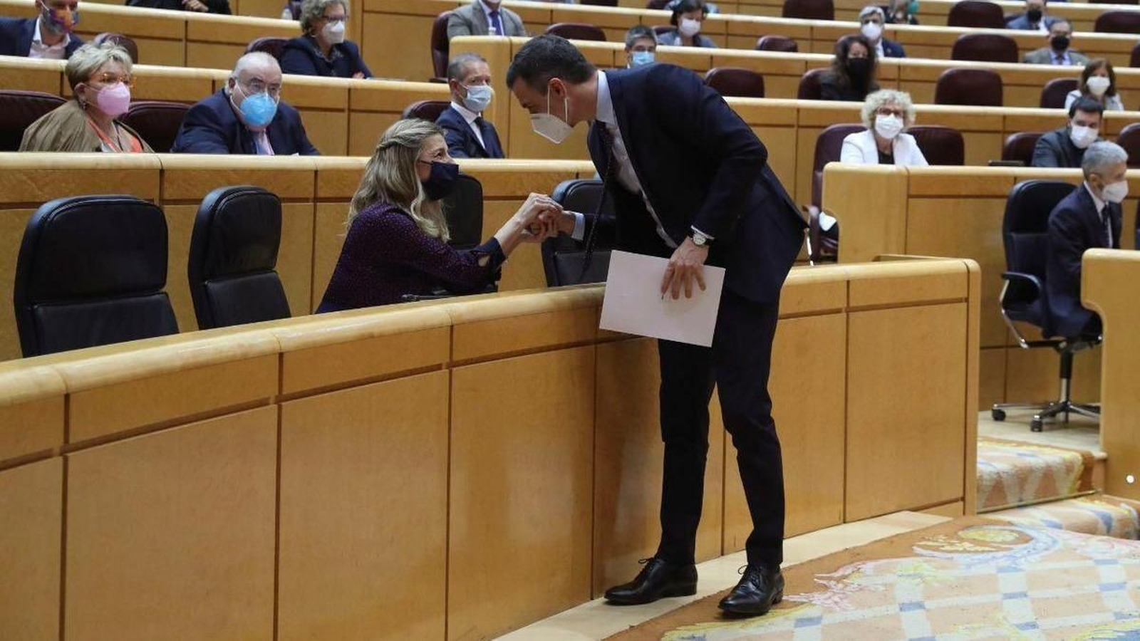 Pedro Sánchez y Yolanda Díaz se saludan. (EFE)