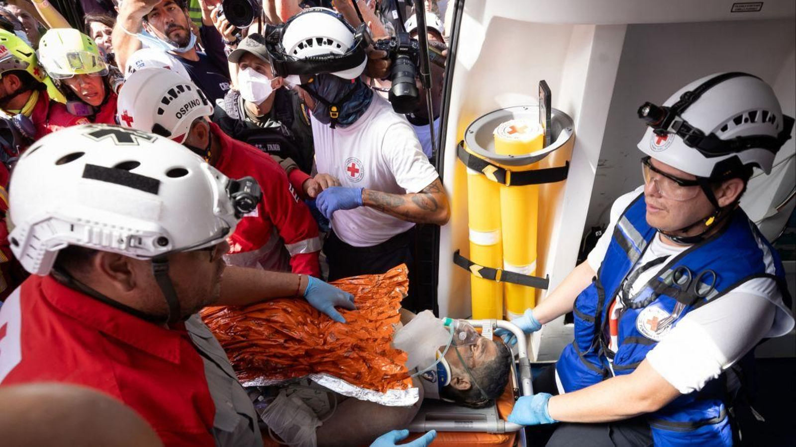 Un equipo internacional de 100 rescatistas se turnó para salvar a Hernán Gil.