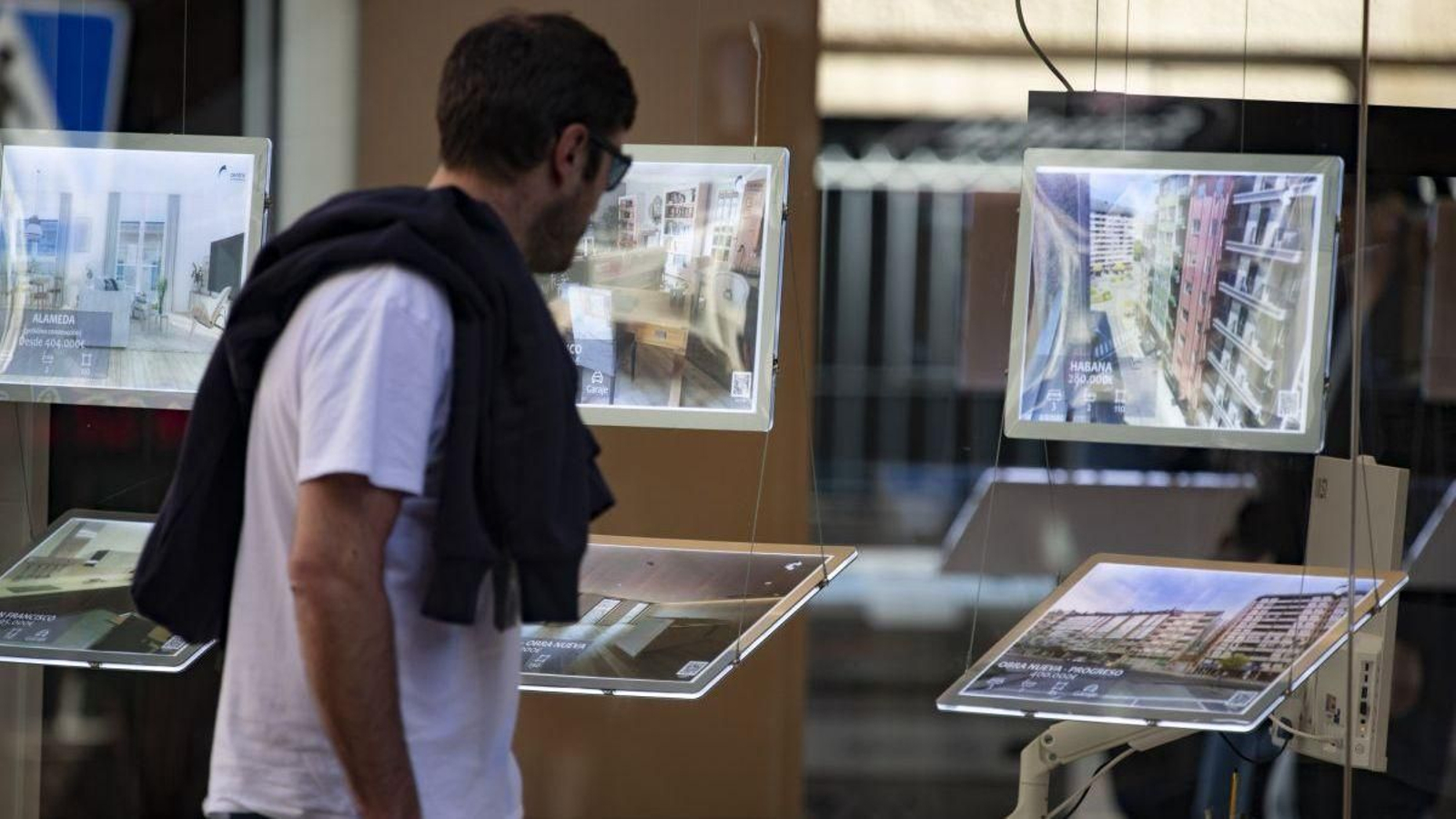 Un ourensano ojea los anuncios en una inmobiliaria.
