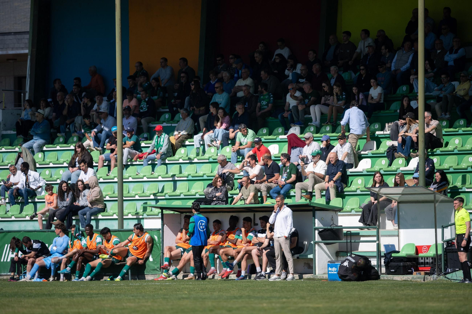 Galería | El Arenteiro cae en una tarde soleada de Domingo de Pascua en Espiñedo (1-2)